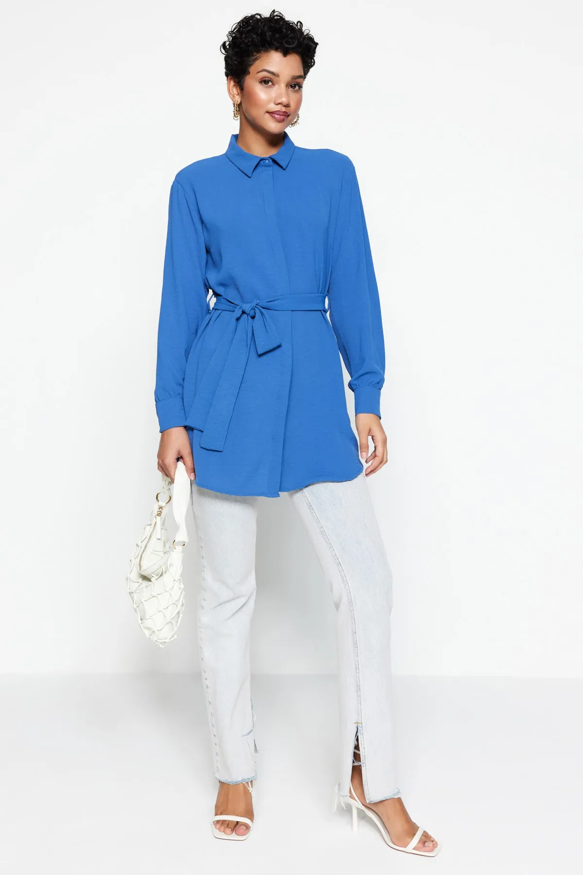 Trendyol Modest  Indigoblaues gewebtes Hemd mit Gürtel und versteckter Knopfleiste TCTSS21TN0049