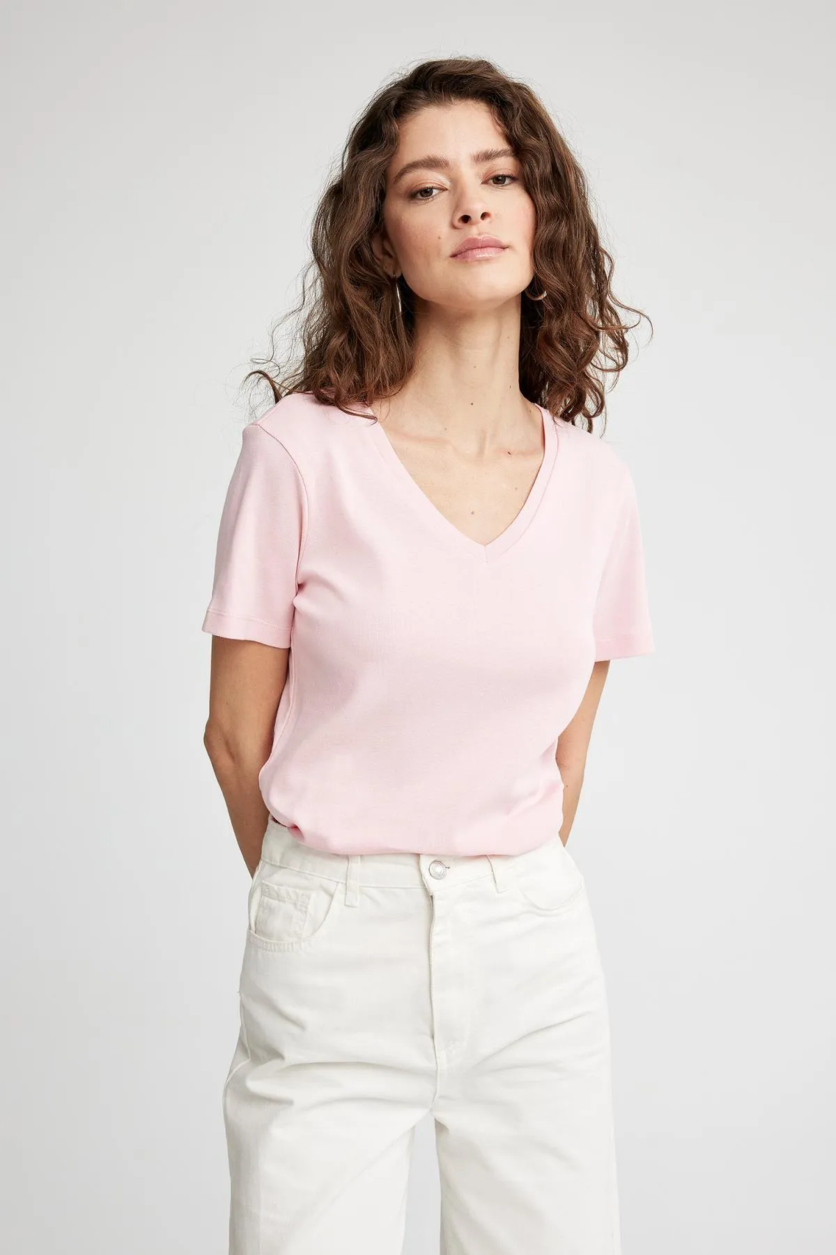DeFacto  Schmal geschnittenes Basic-Kurzarm-T-Shirt aus 100 % Baumwolle mit V-Ausschnitt