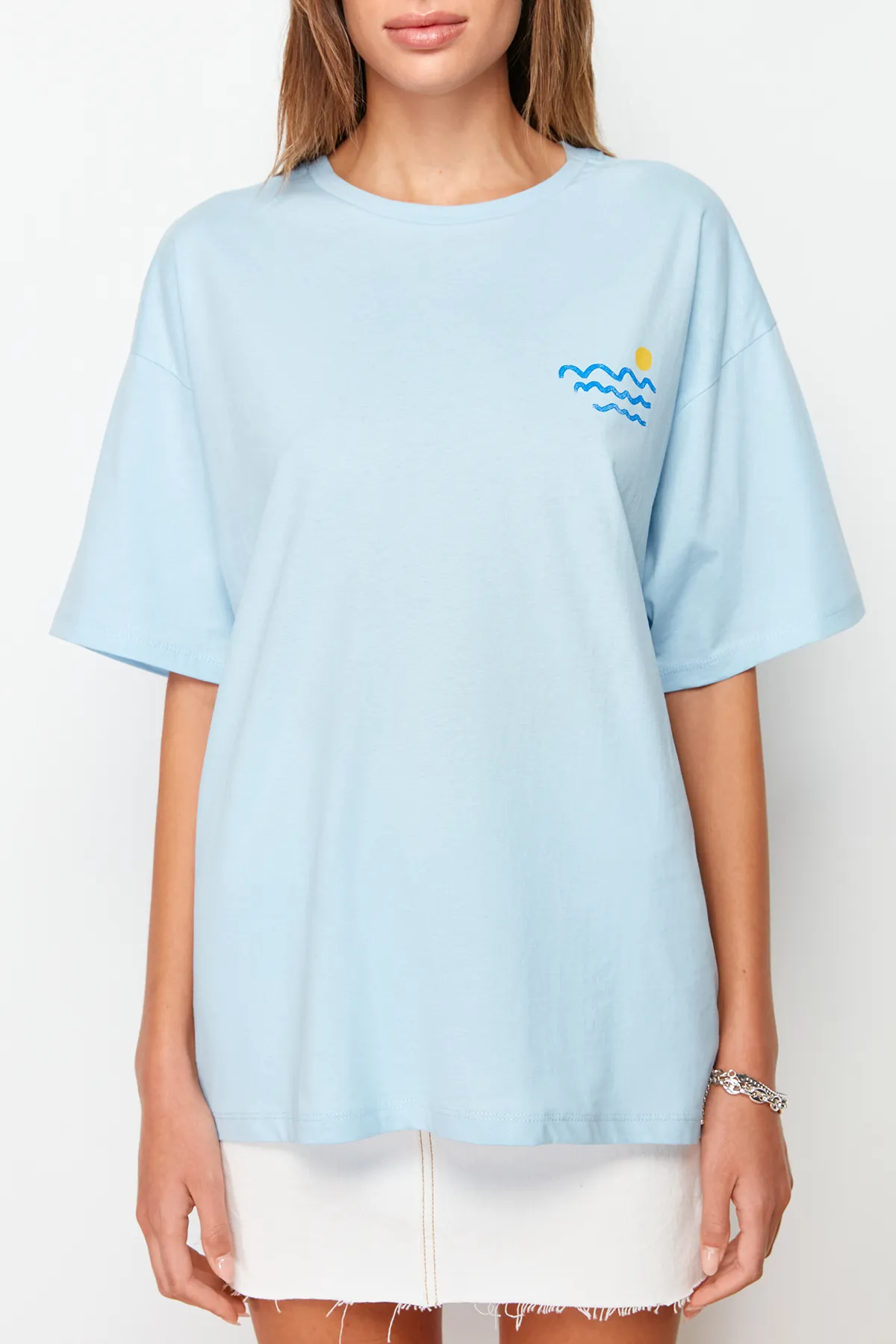 Trendyol Collection  Hellblaues Boyfriend-Strick-T-Shirt aus 100 % Baumwolle mit Rücken- und Brustaufdruck TWOSS23TS00058
