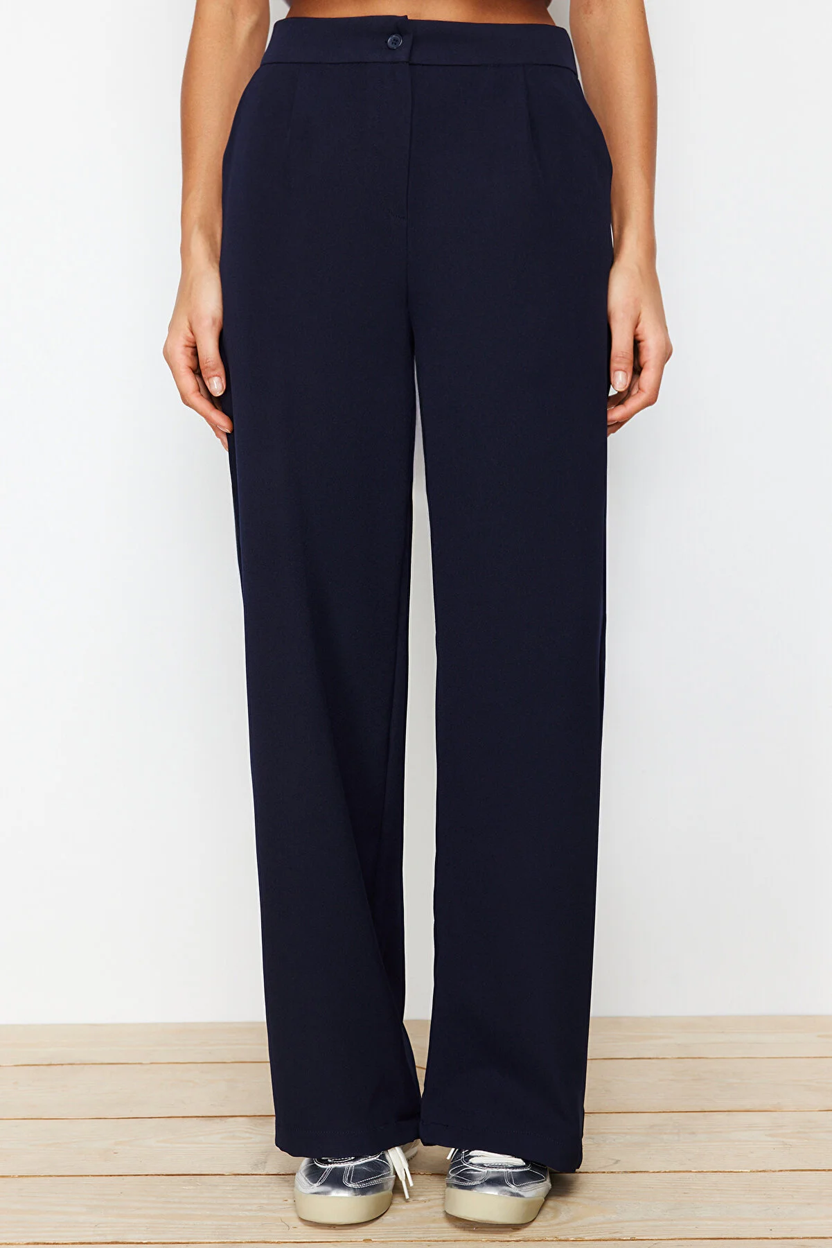 Trendyol Collection  Marineblaue Hose mit weitem Bein TWOAW22PL0139