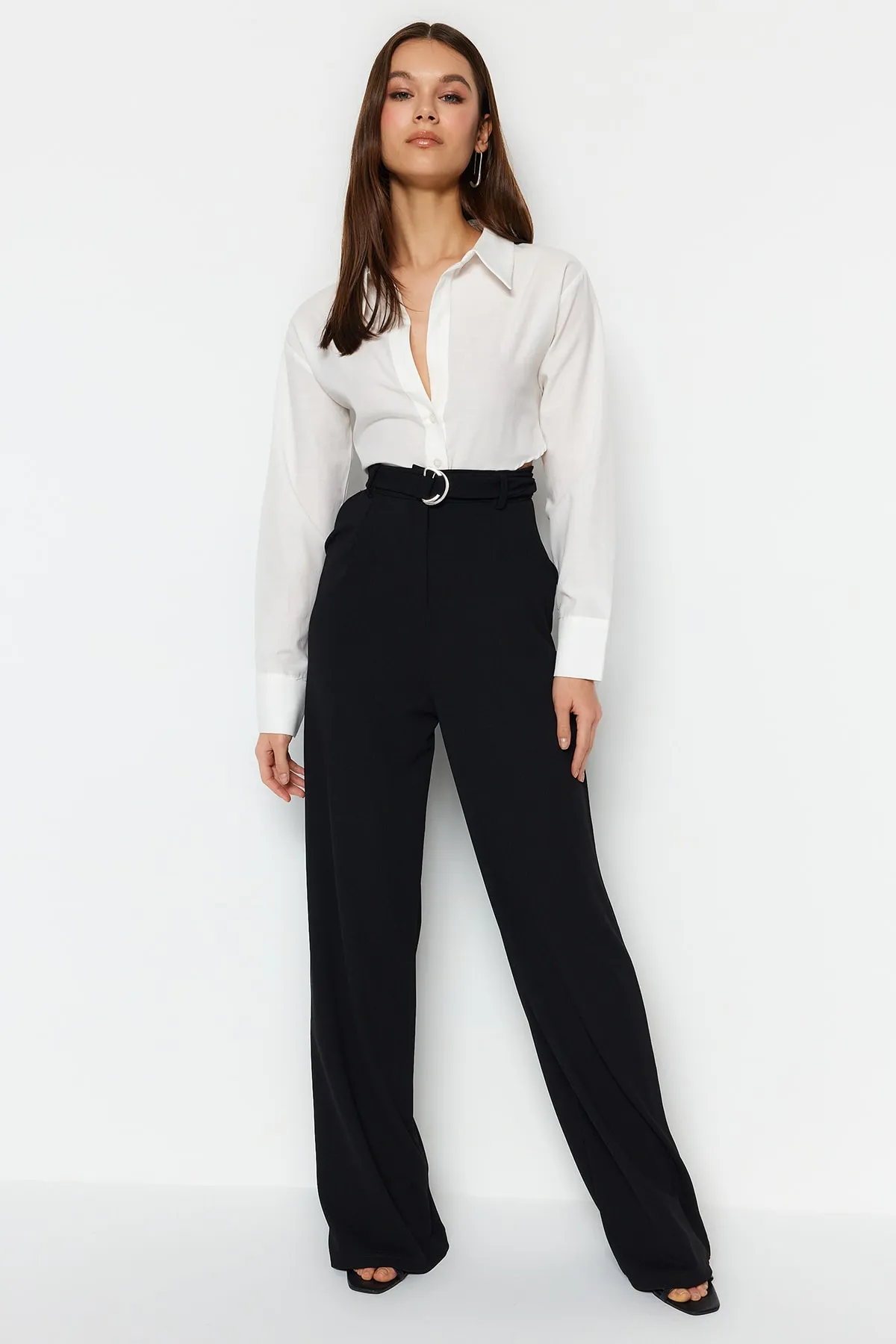 Trendyol Collection  Schwarze Strickhose mit weitem Bein und hohem Bund und Gürtel aus elegantem Kreppstoff TWOSS23PL00330