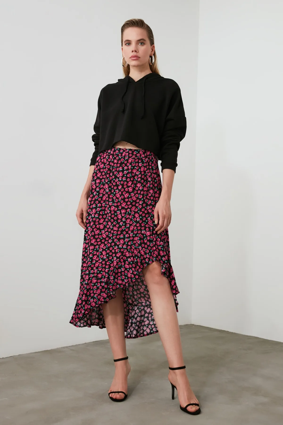 Trendyol Collection  Asymmetrischer, floral gemusterter, gewebter Midi-Rock aus Viskosestoff mit rosa Saum TWOSS20ET0166