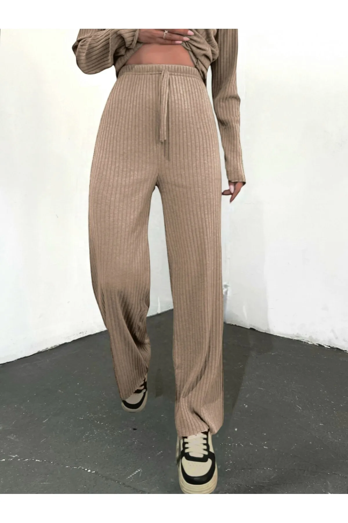 Modamorfo  Lockere, gerippte Hose mit Spitzendetail