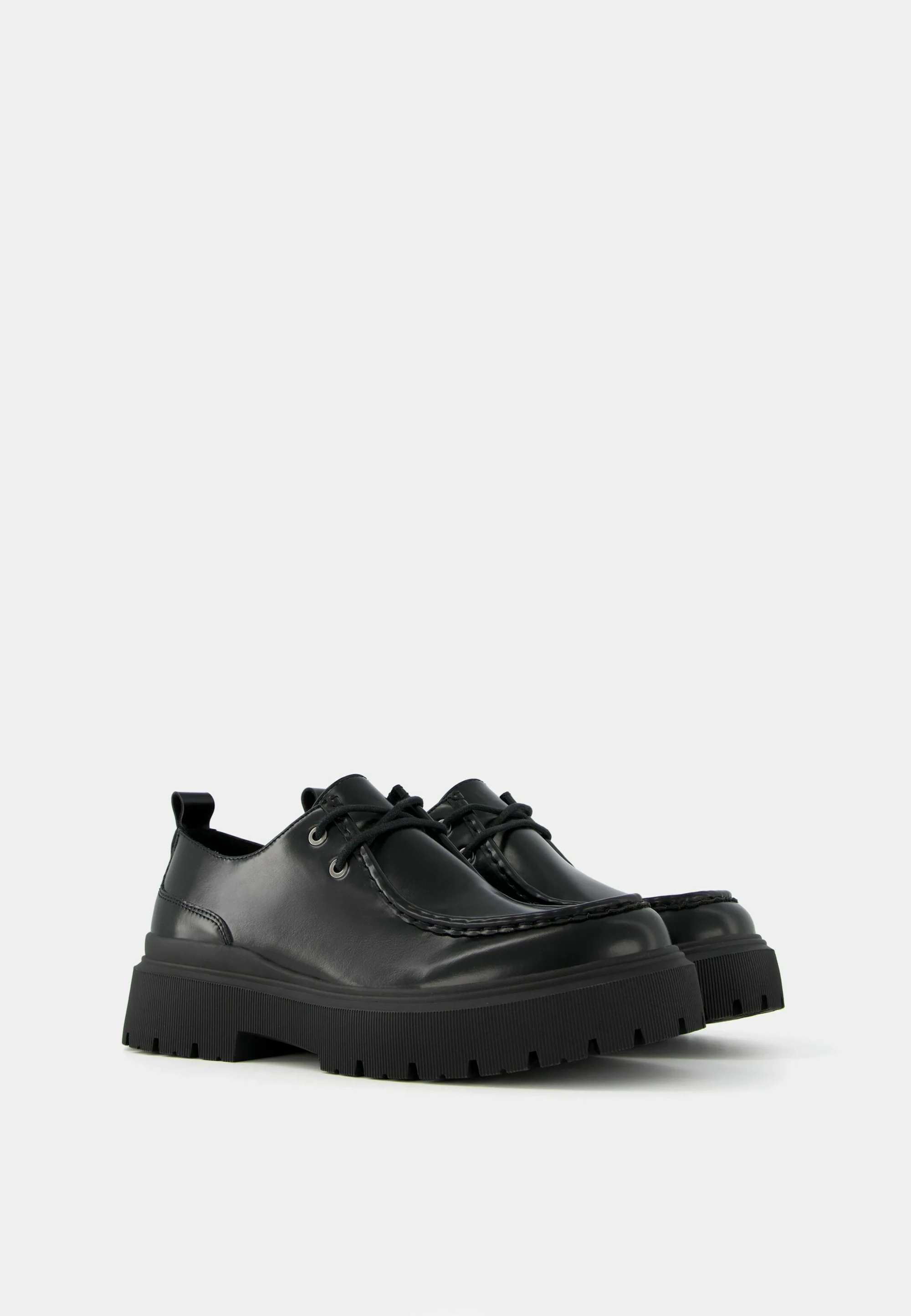 Zapatos con cordones elegantes de Bershka