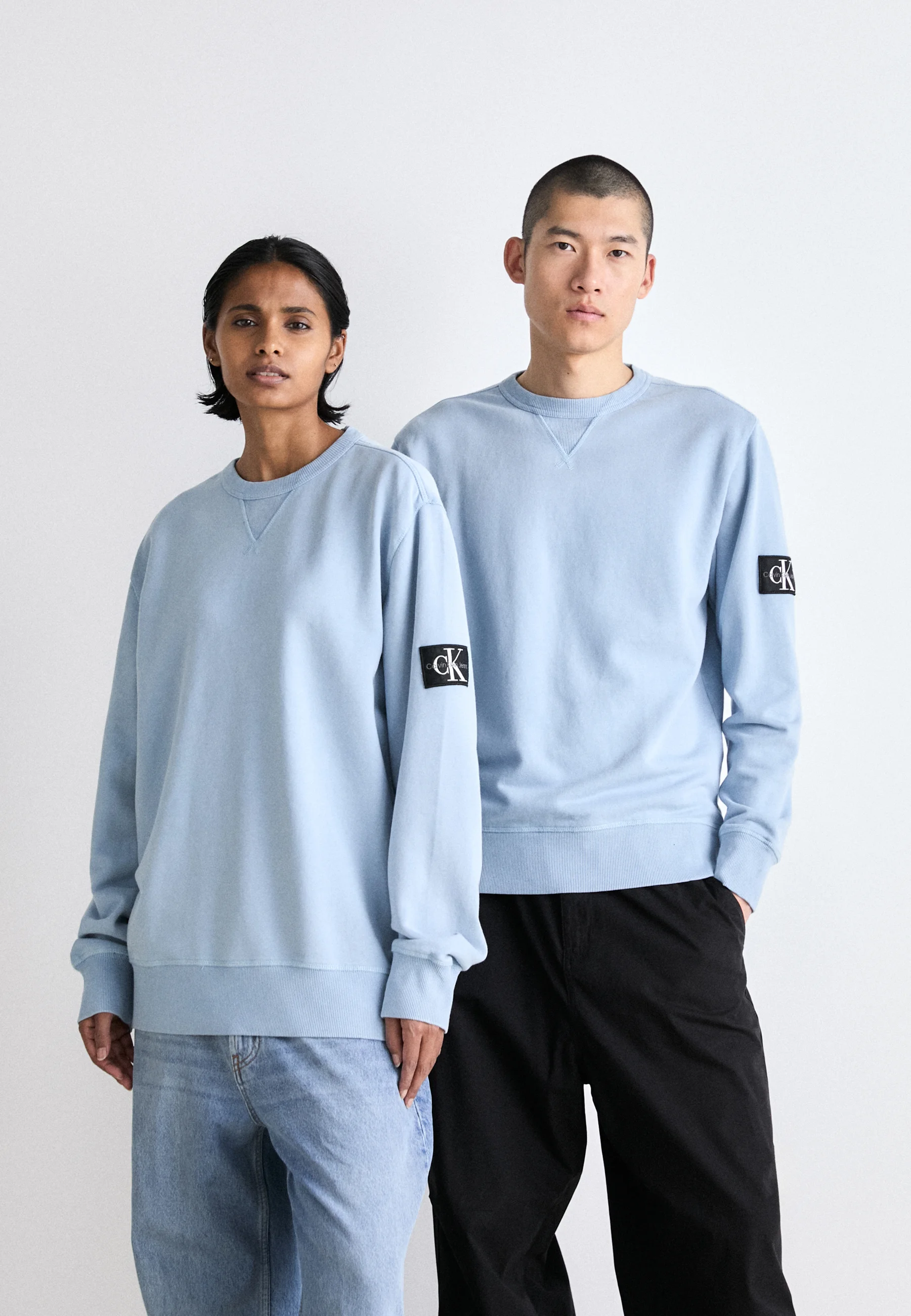 Sudadera unisex de cuello redondo con insignia lavada de Calvin Klein Jeans