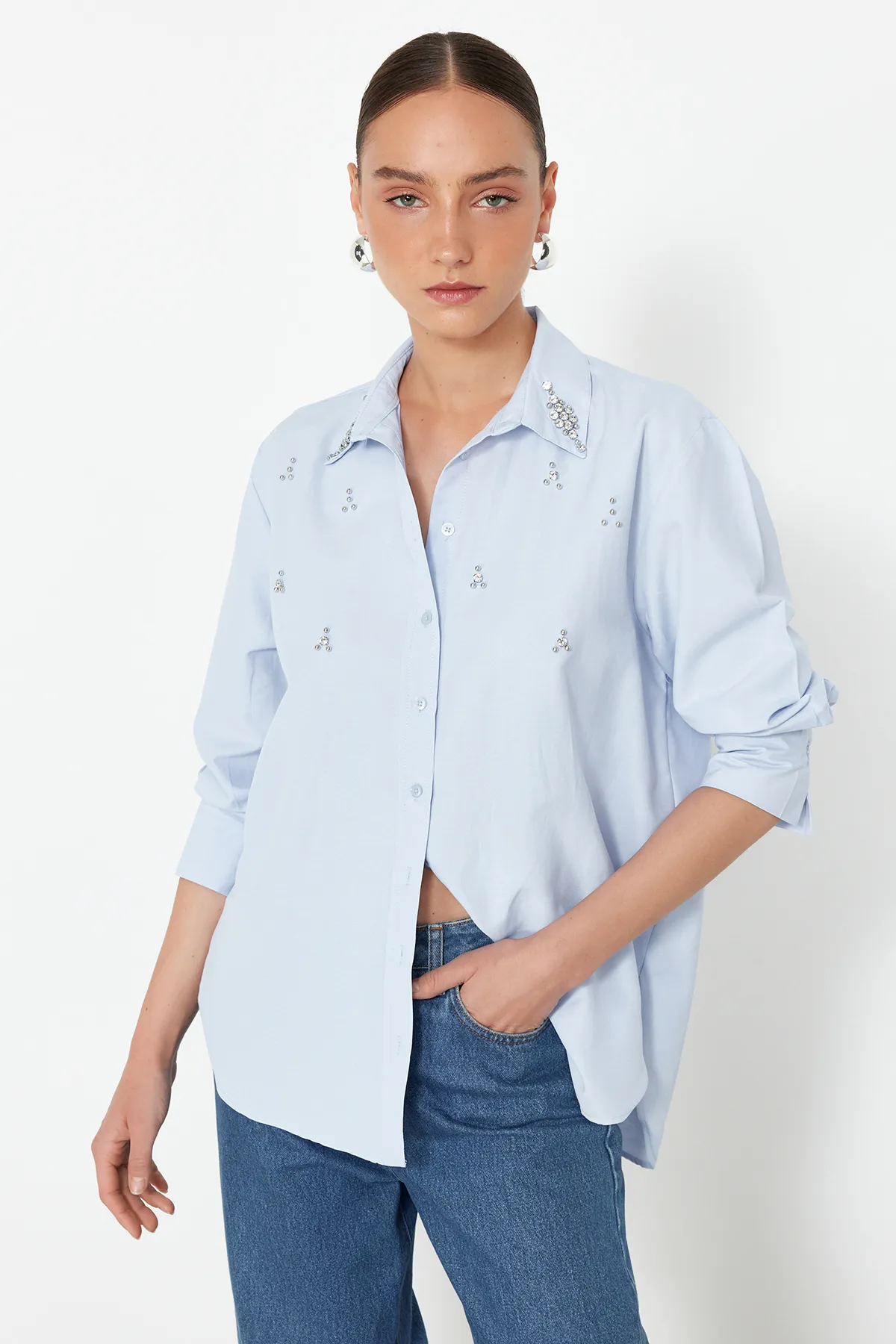 Trendyol Collection  Hellblaues gewebtes Hemd mit Steindetail - Regular Fit TWOSS24GO00069