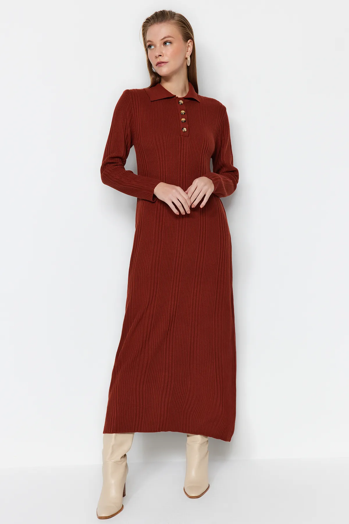 Trendyol Modest  Geripptes Strickkleid mit Polokragen und bequemer Passform TCTAW24EB00025