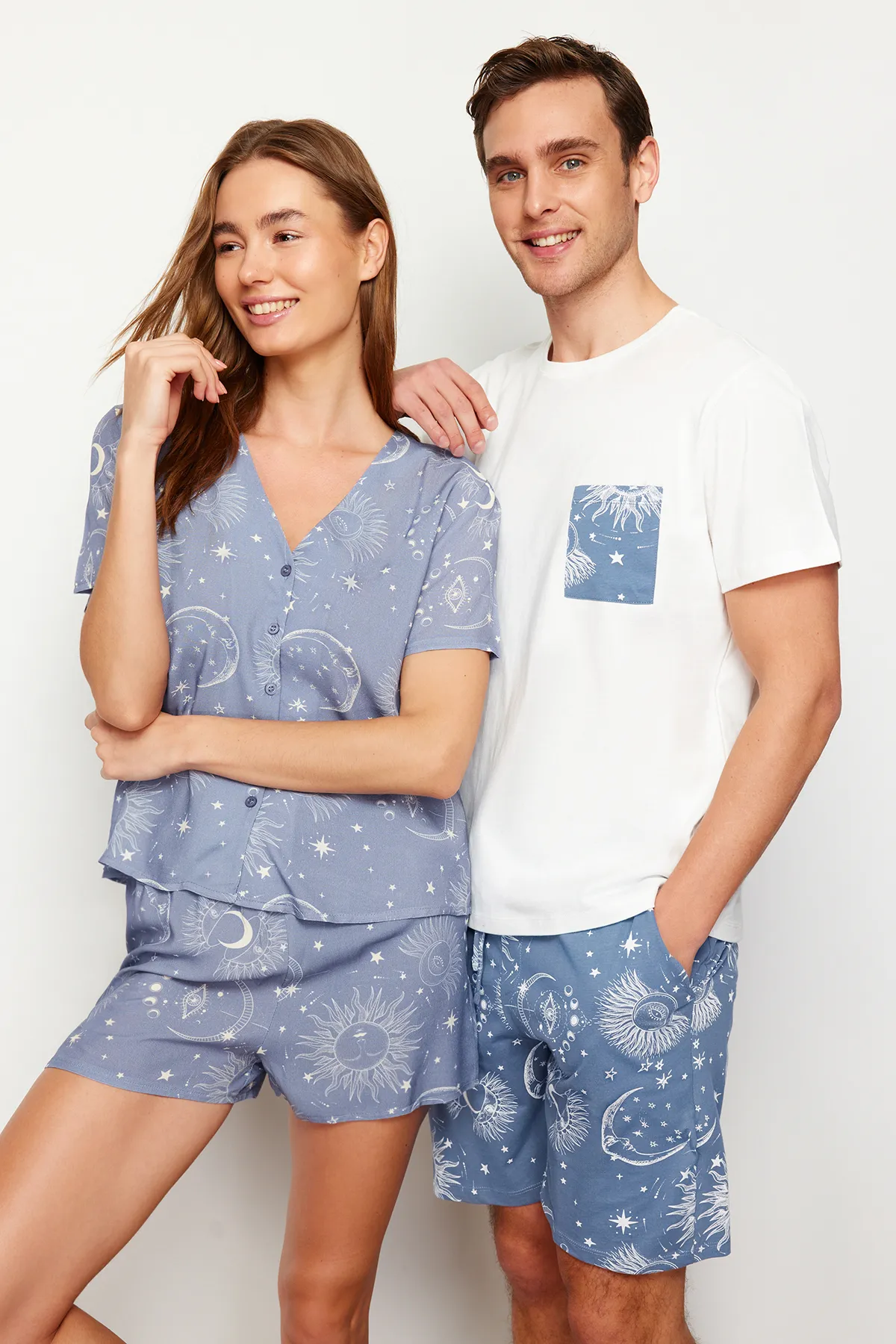 Trendyol Collection  Pyjama-Set aus Viskosegewebe mit blauem Galaxie-Muster für Damen THMSS24PT00135