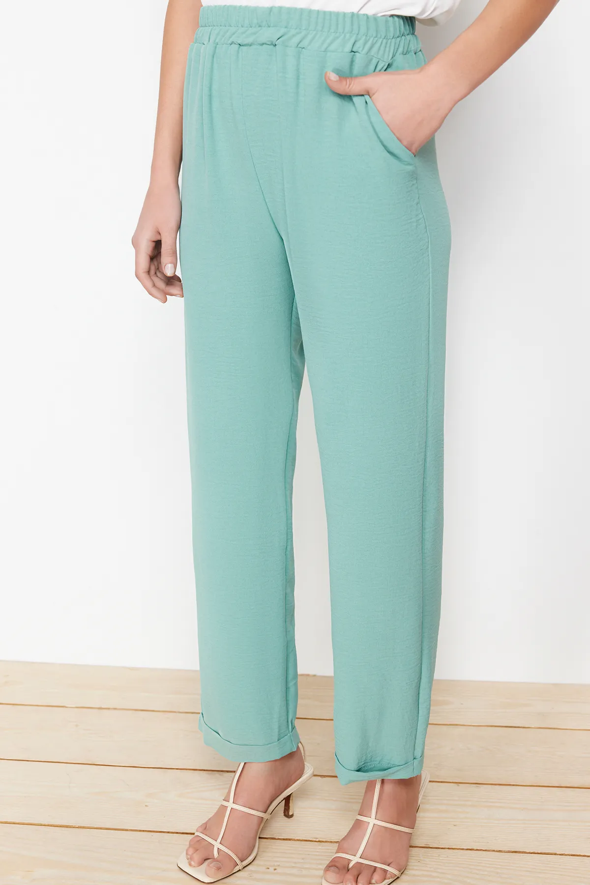 Trendyol Modest  Mintgrünes Rüschen-Detail-Set aus gewebtem Aerobin-Unterteil und Obermaterial TCTSS24US00026