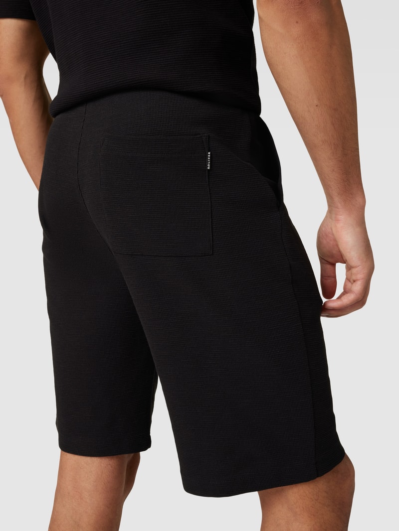 Shorts in unifarbenem Design Modell 'Waffle' in schwarz