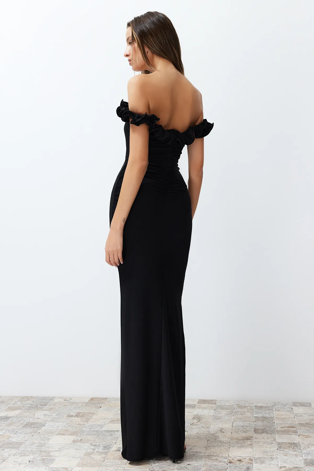 Trendyol Collection  Schwarzes, figurbetontes, gestricktes langes Abendkleid TPRSS24AE00082