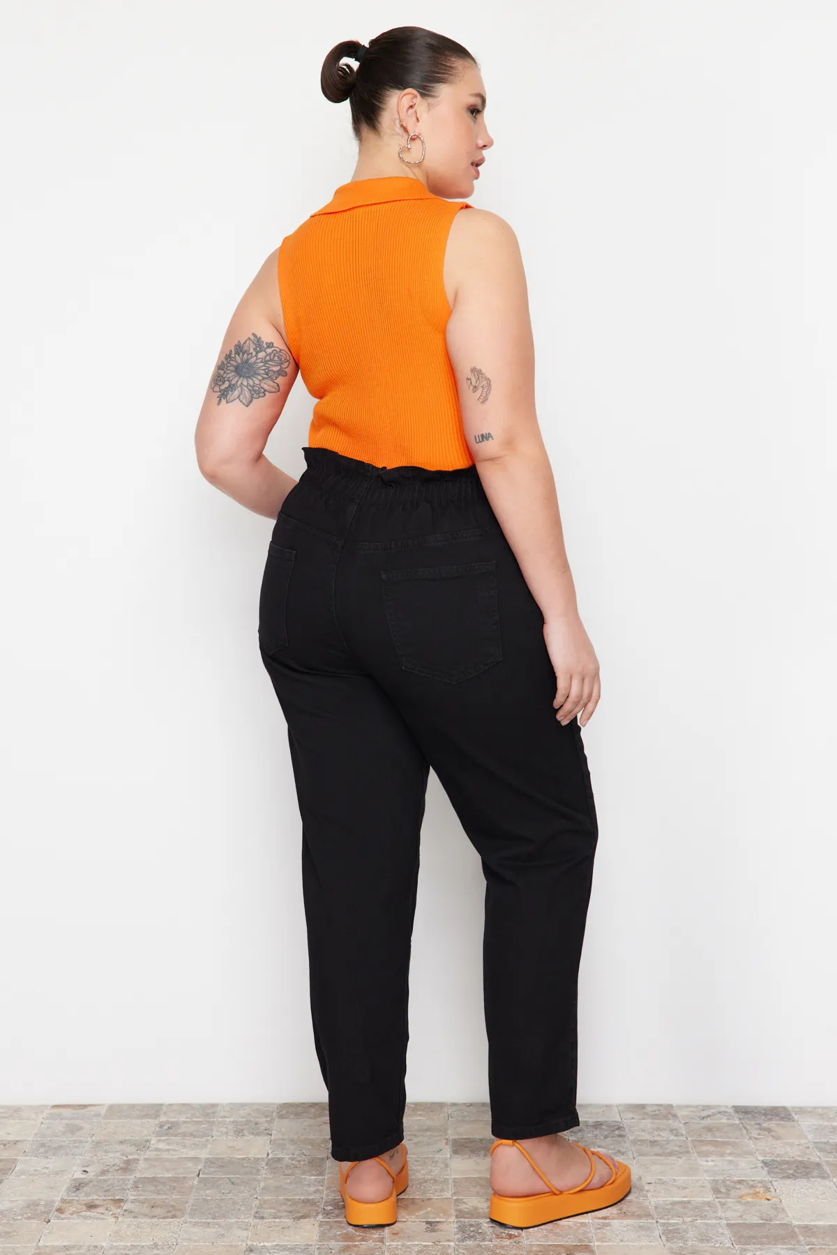 Trendyol Curve  Schwarze Mom-Jeans mit hoher Taille und elastischem Bund TBBAW23JE00002