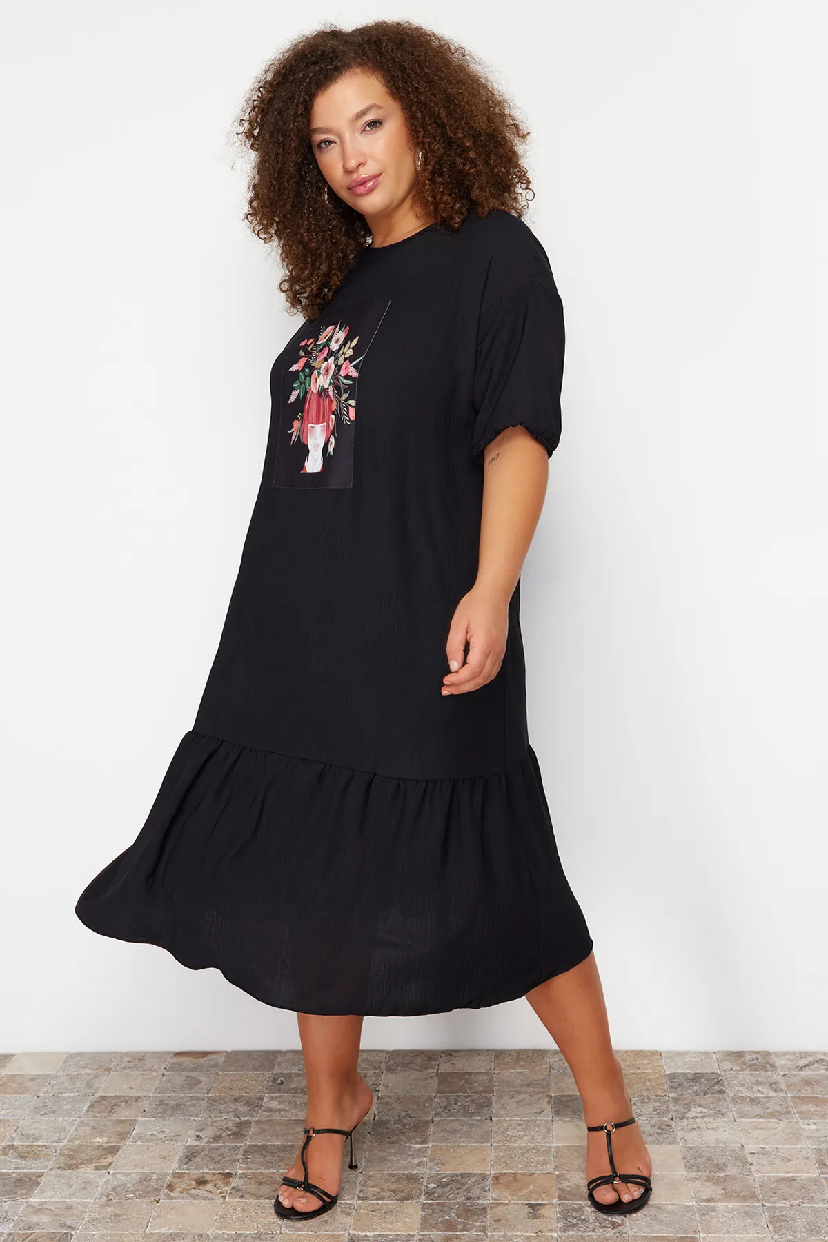 Trendyol Curve  Schwarzes bedrucktes gewebtes Kleid TBBSS22EL2123