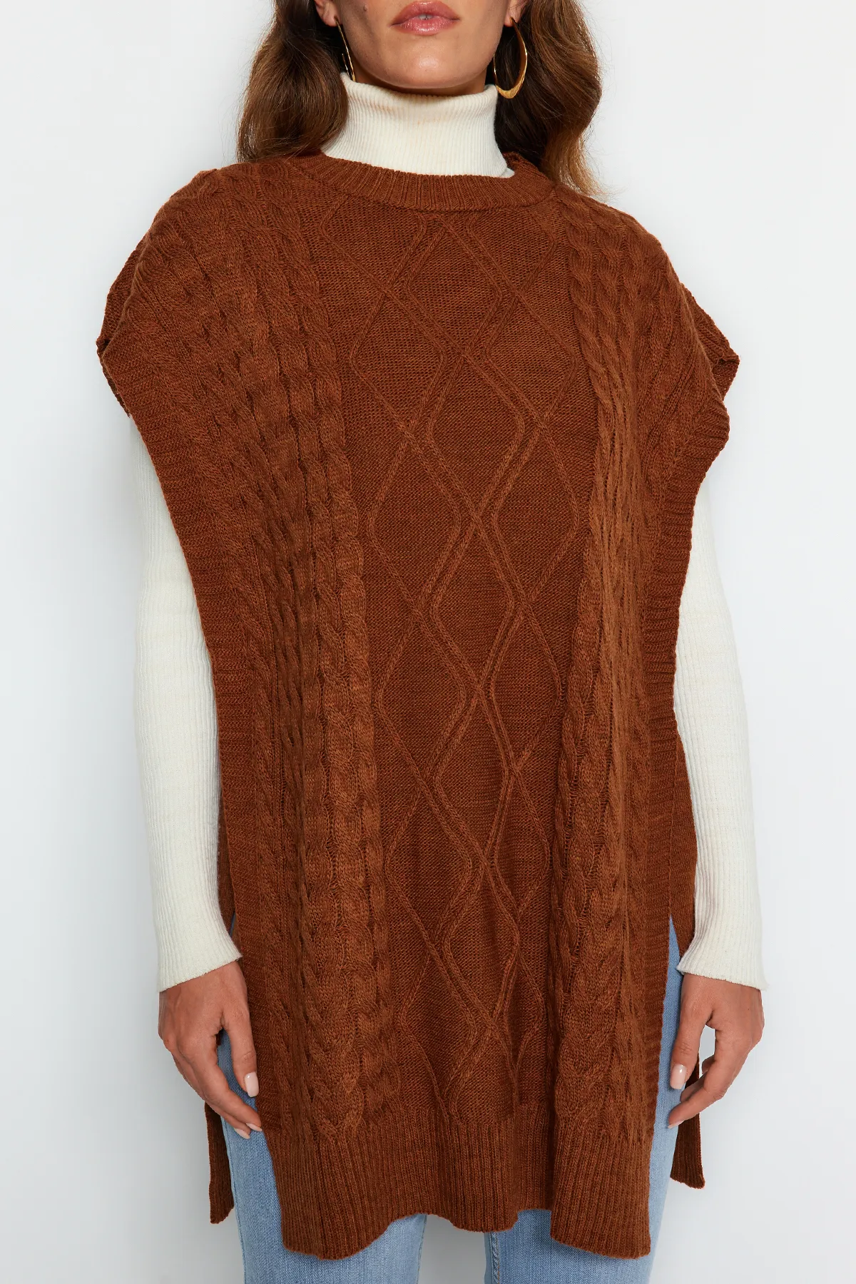 Trendyol Modest  Brauner geflochtener Strickpullover mit Bindegürtel TCTAW22UV0018
