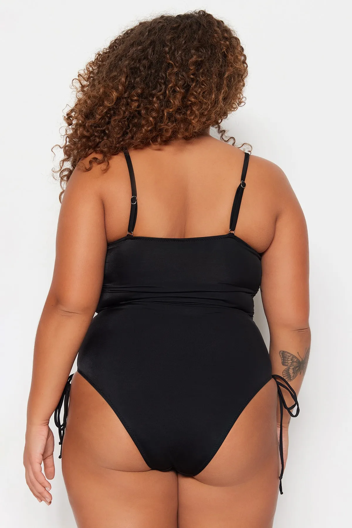 Trendyol Curve  Schwarzer, seitlich geraffter, verstellbarer Badeanzug mit Erholungseffekt TBBSS23AM00041