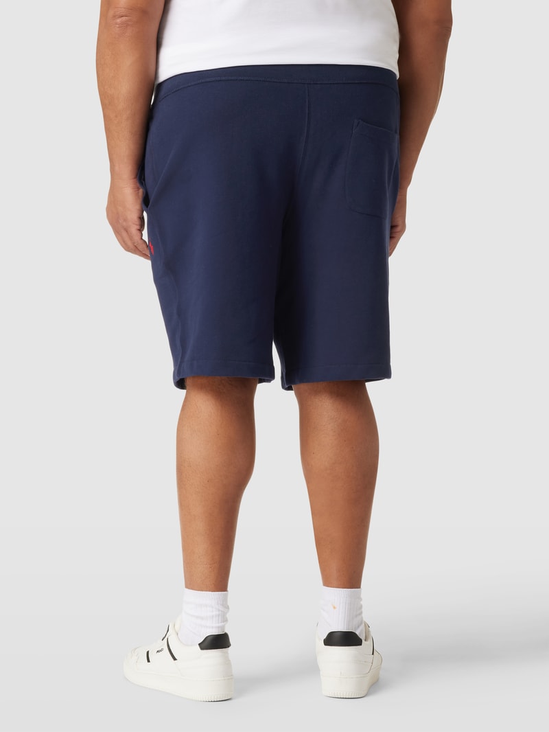 PLUS SIZE Sweatshorts mit Label-Stitching in marineblau