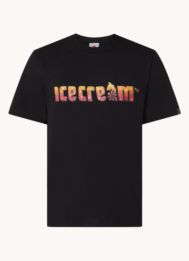 Tricou cu sigla „GELATO Soft Serve” imprimată pe el.