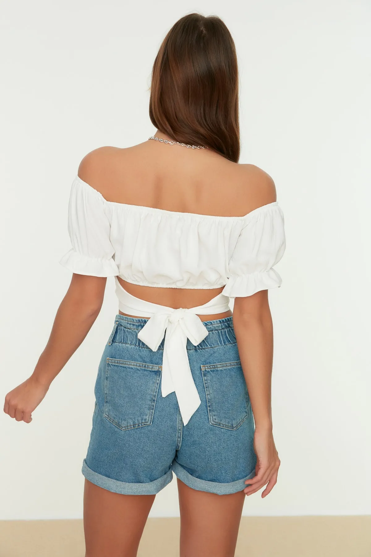 Trendyol Collection  Ecrufarbene, gewebte Bluse mit Carmen-Kragen und detaillierter Krawatte TWOSS21BZ0797