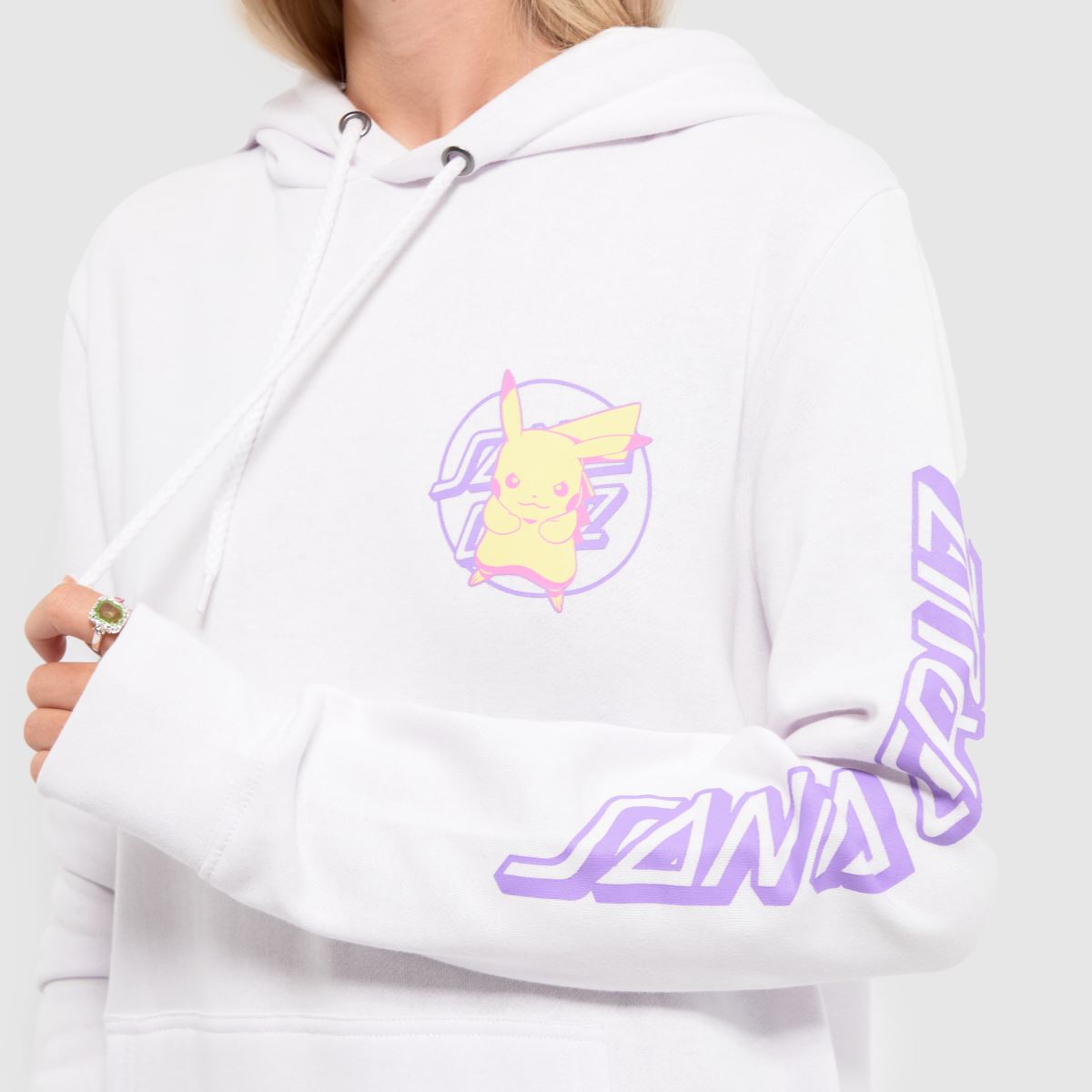 Santa Cruz – Vit huvtröja med prickar och pokemon-motiv