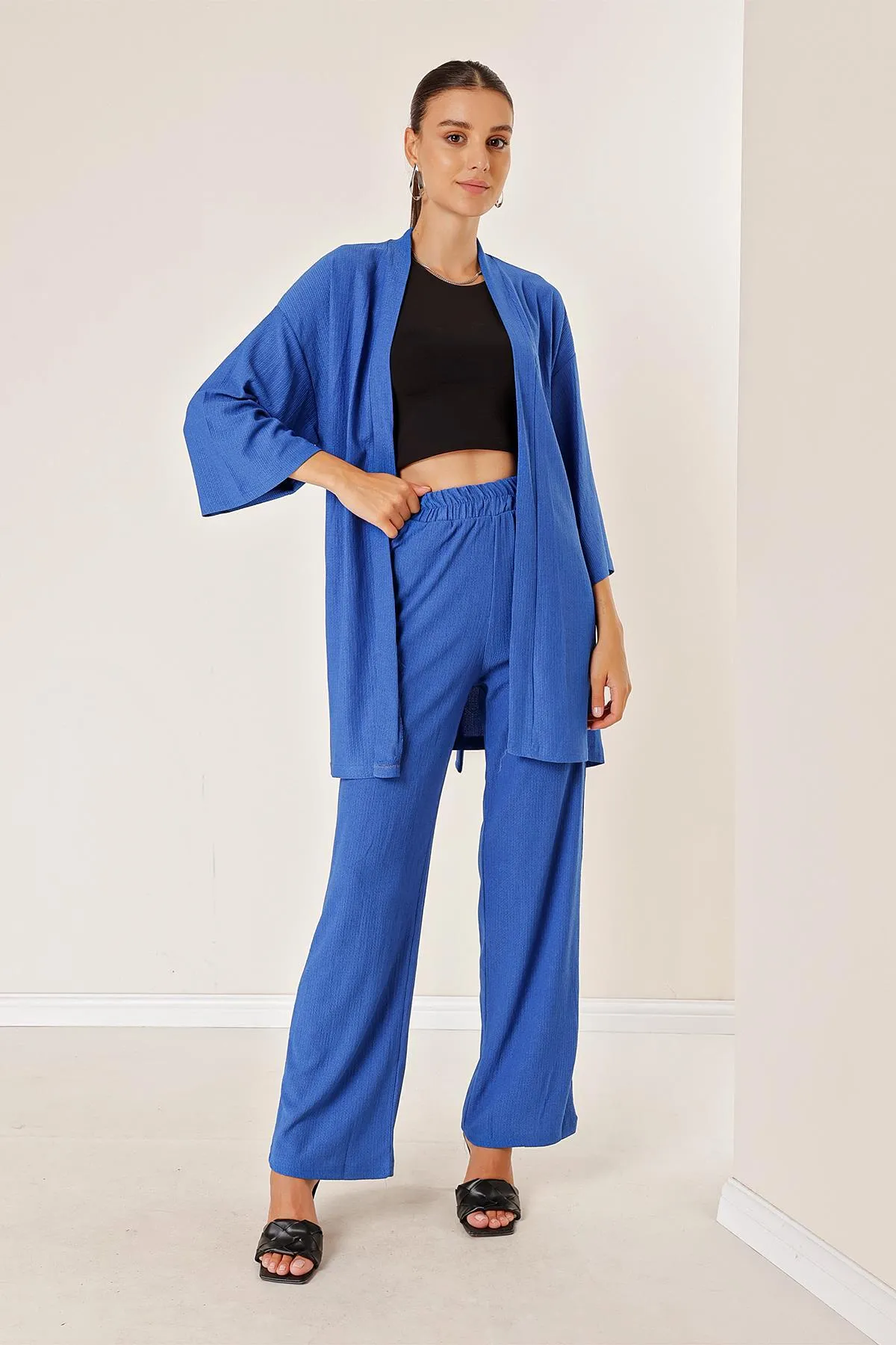 By Saygı  Faltige Hosen mit Taschen Kimono-Set Saks