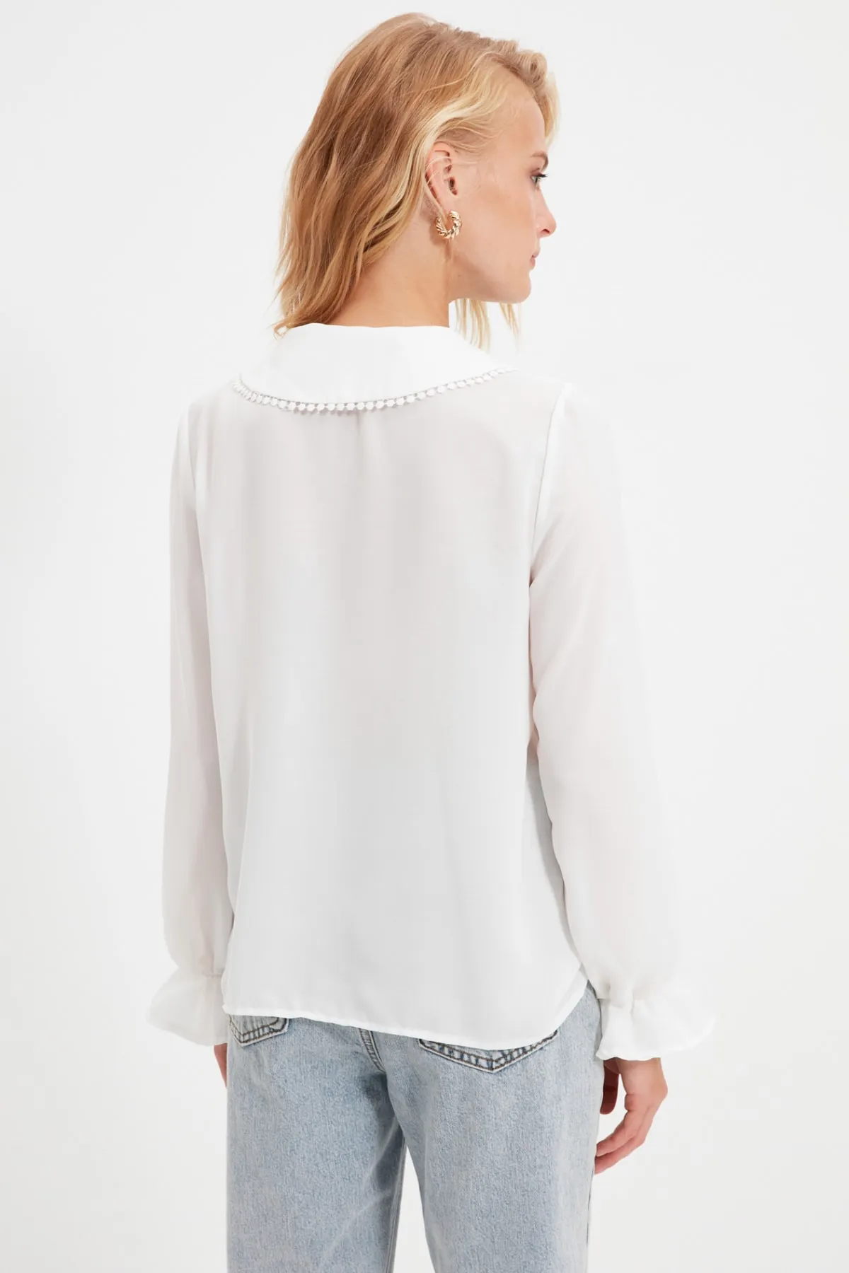 Trendyol Collection  Weißes gewebtes Hemd mit Pompom-Kragen für Babys - TWOAW21GO0717