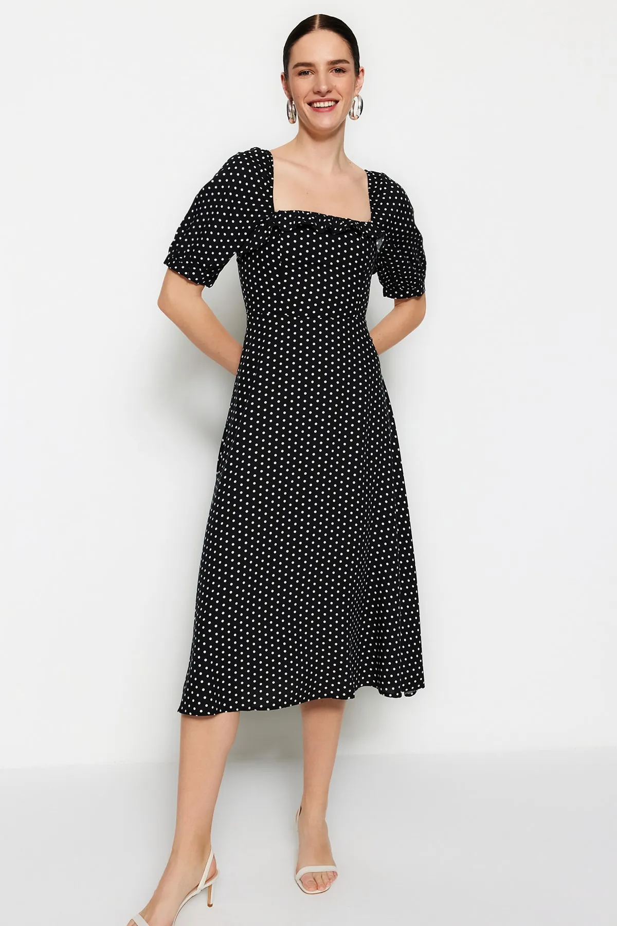 Trendyol Collection  Schwarzes A-Linien-Midikleid mit gewebten Rüschen und Punkten TWOSS21EL0511