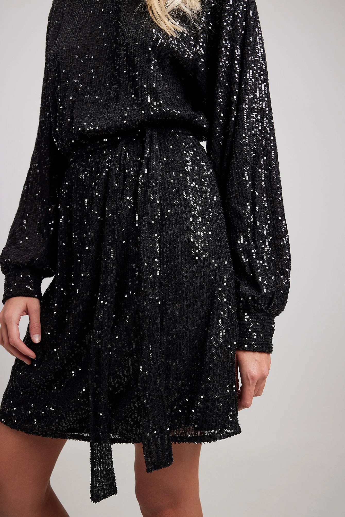 Fließendes Paillettenkleid mit Gürtel