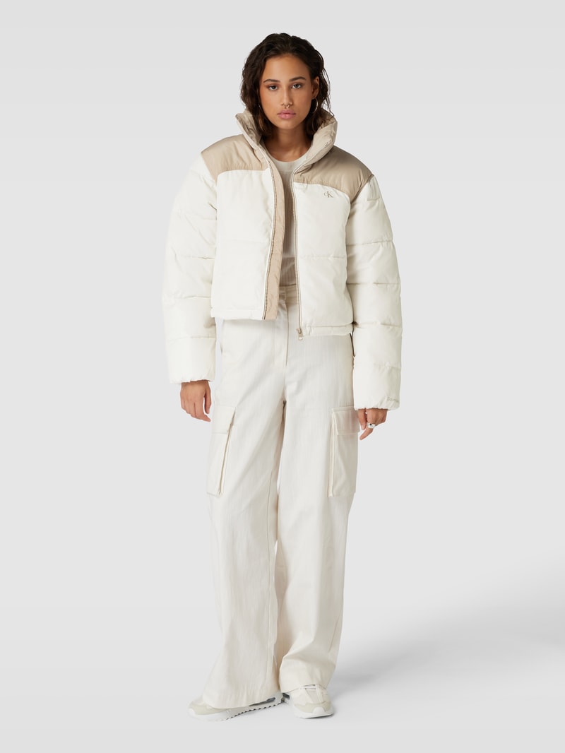 Cropped Steppjacke mit Label-Detail Modell in offwhite