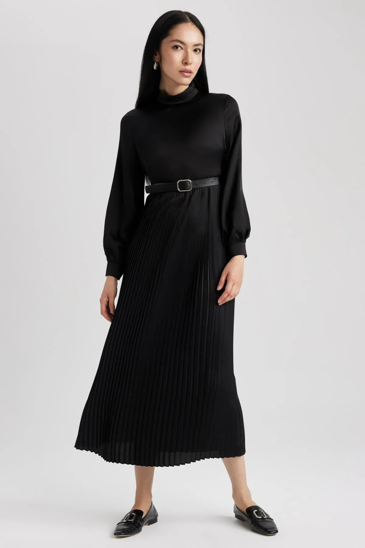 DeFacto  Langärmliges Kleid aus Satin mit plissiertem Hemdkragen und langen Ärmeln