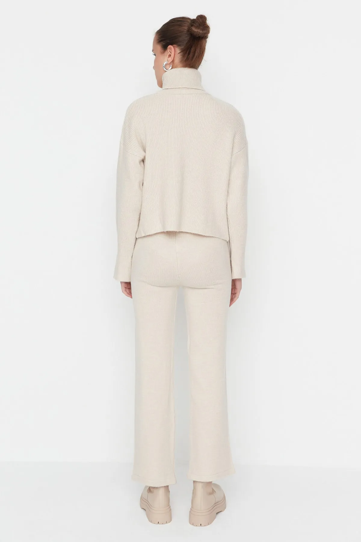 Trendyol Collection  Set aus weichem, strukturiertem Basic-Strickoberteil und -unterteil mit Hose in Stone TWOAW22AU0312