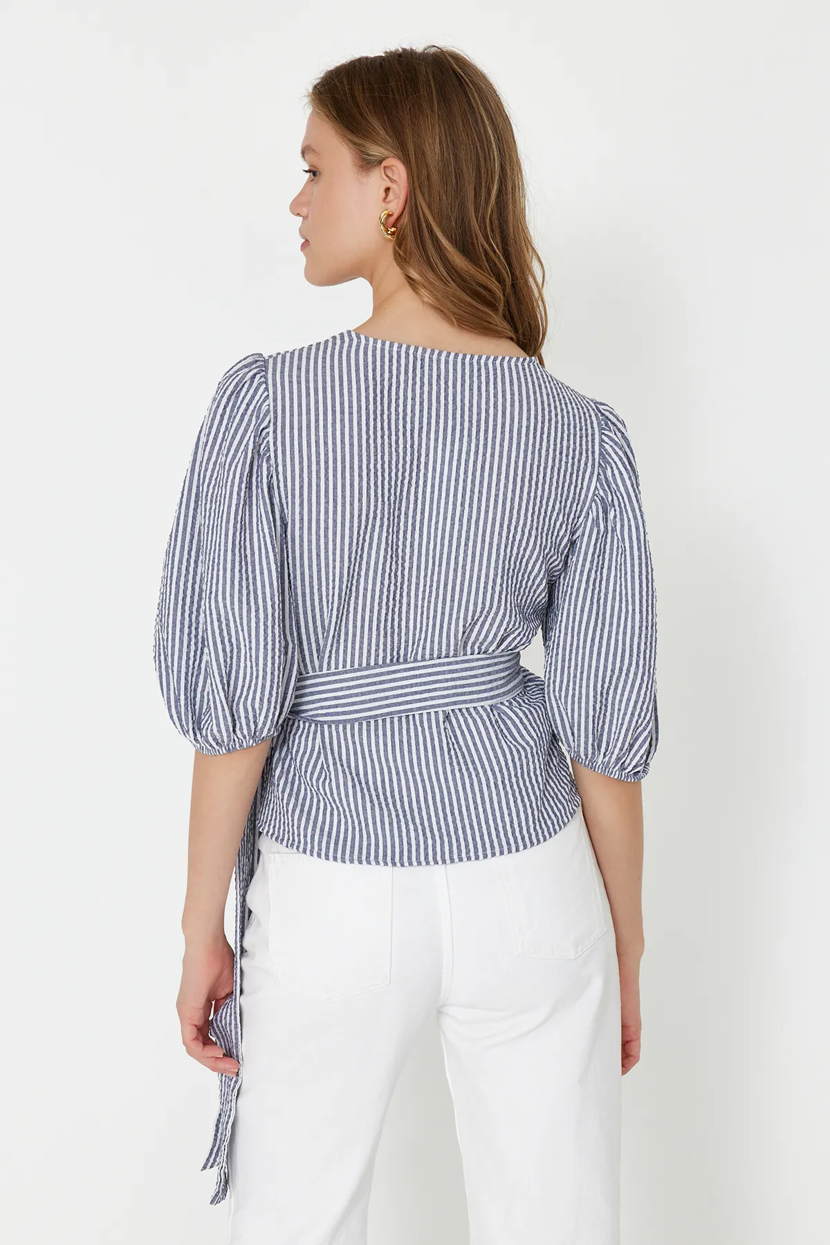 Trendyol Collection  Marineblaue zweireihige Bluse aus Seersucker-Stoff mit Schnürung TWOSS24BZ00345