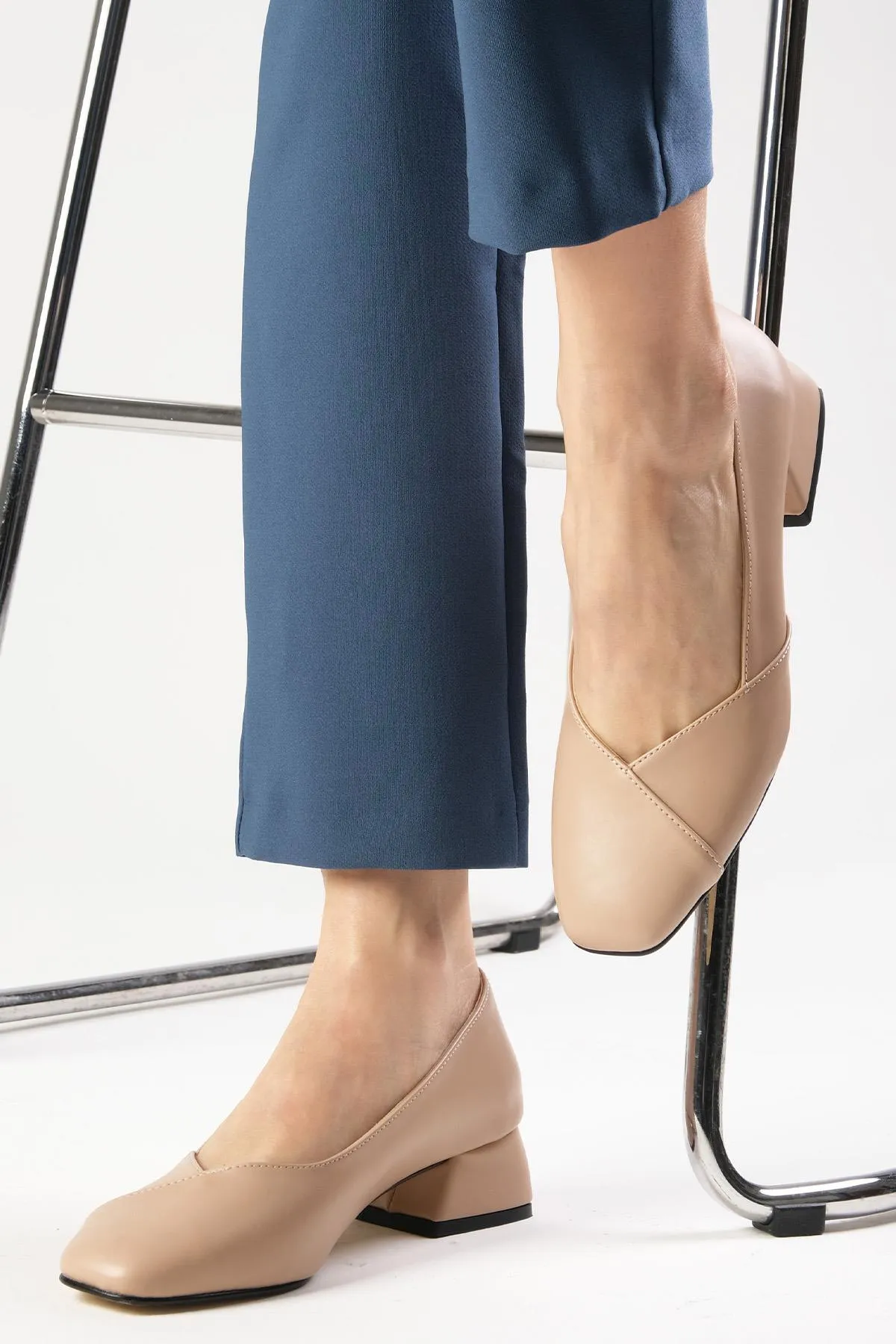 Mio Gusto  Addison Nudefarbene Damenschuhe mit stumpfer Zehenpartie und kurzem Absatz