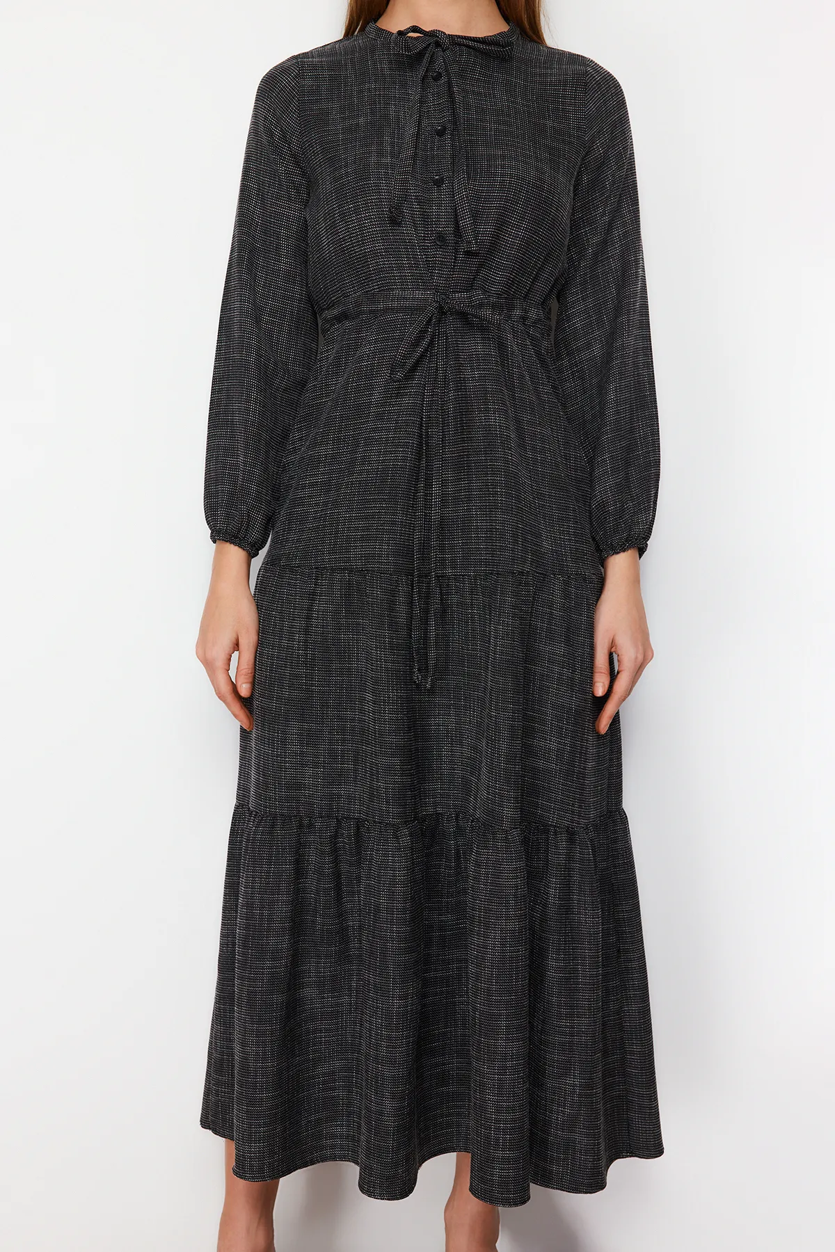Trendyol Modest  Schwarzes, gewebtes Kleid mit Schnürrock TCTAW22EB0136