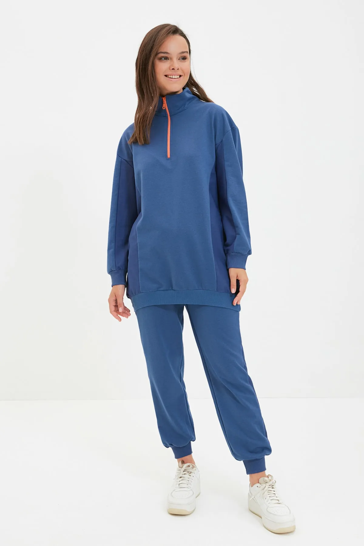 Trendyol Modest  Marineblauer Stehkragen, Reißverschluss, Farbblock, weiche, flauschige Innenseite, dickes Strick-Trainingsanzug-Set TCTAW22EN0041
