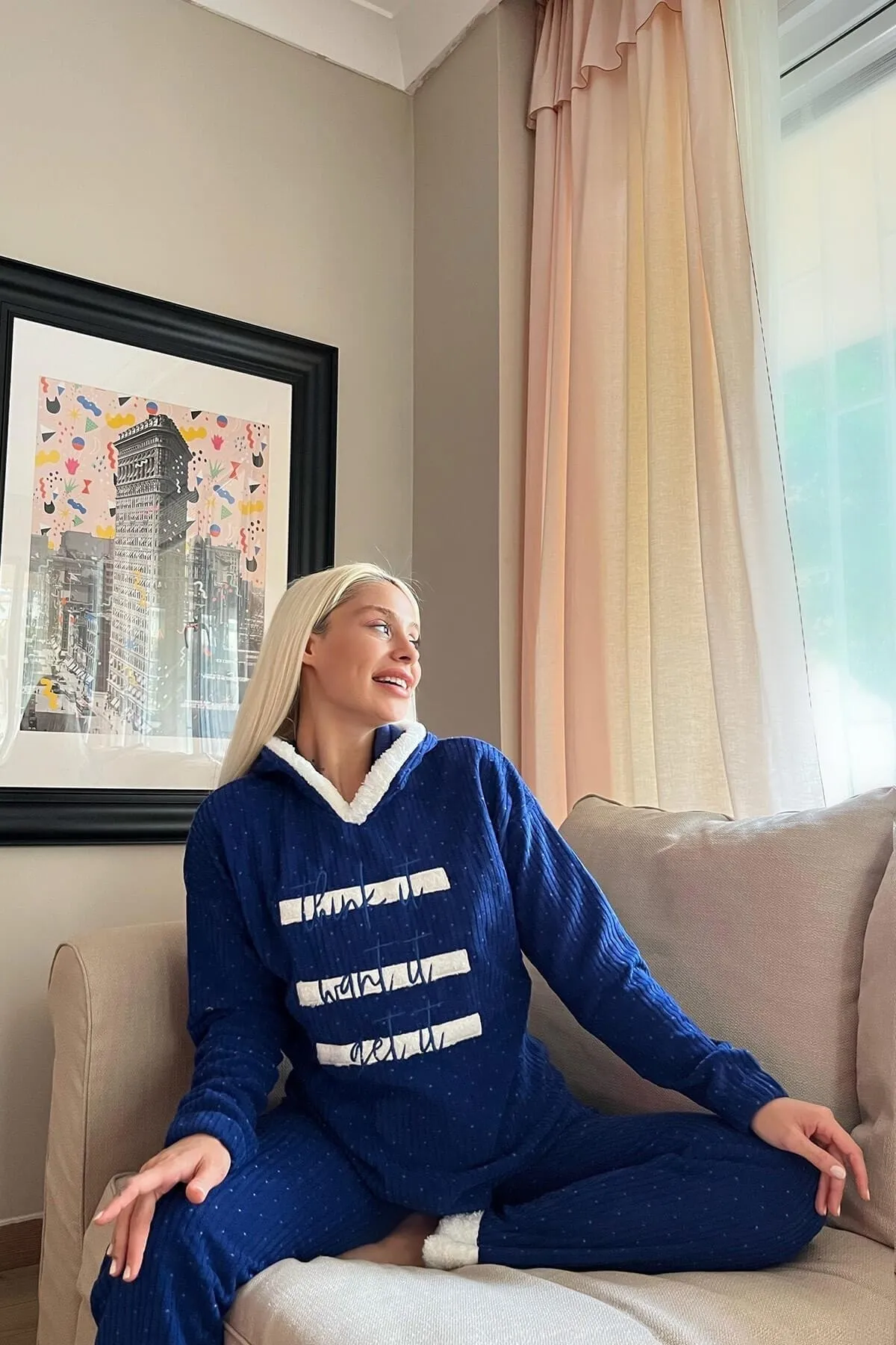 Pijamaevi  Marineblaues Polar-Pyjama-Set mit drei Linienmuster und Kapuze aus Plüsch