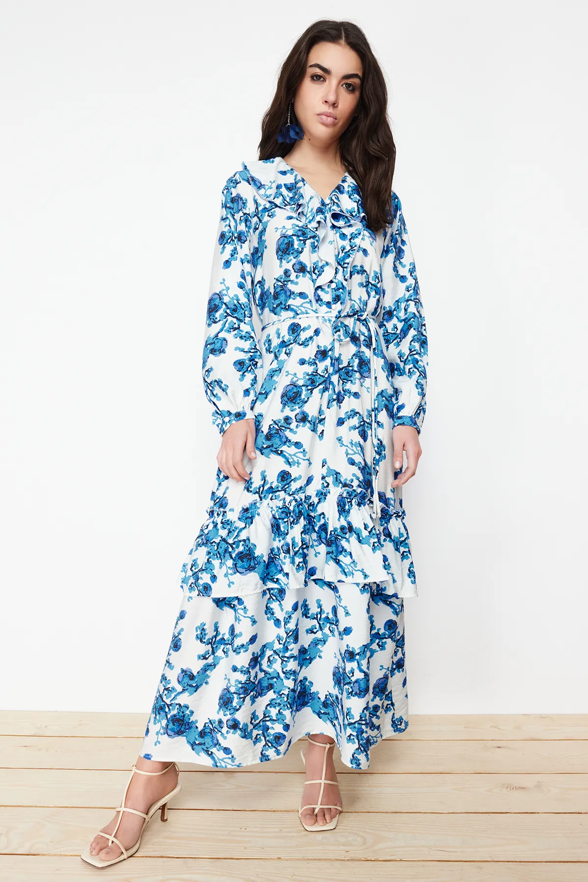 Trendyol Modest  Ecrufarbenes, gewebtes Kleid mit Blumenkragen und Rüschen TCTSS24EB00079