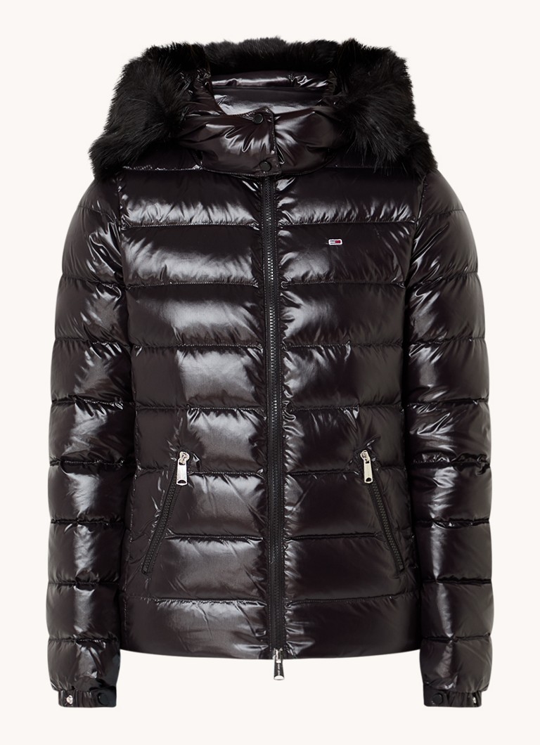 Jachetă matlasată din puf de la Tommy Hilfiger, cu glugă detașabilă.