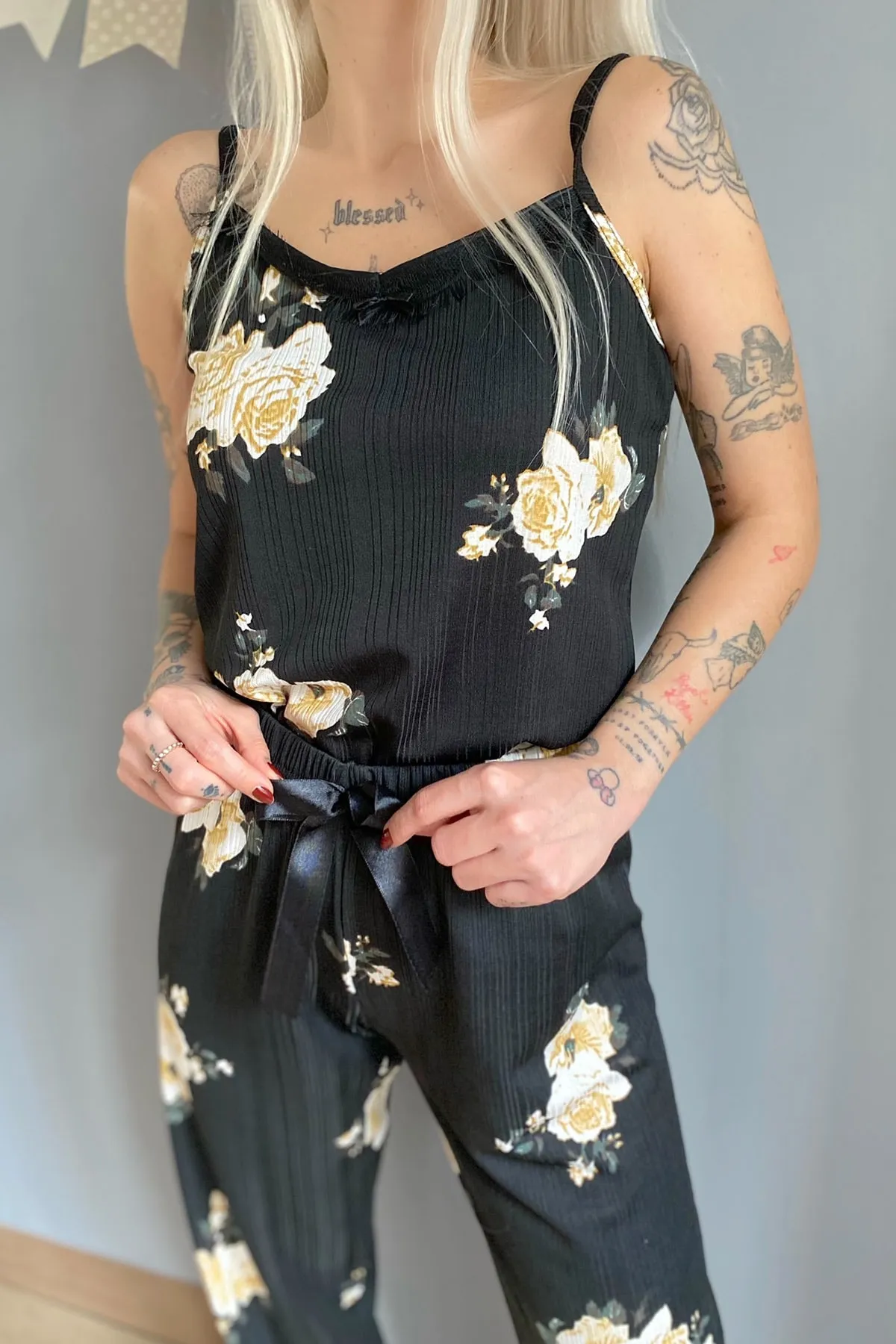 Pijamaevi  Gestricktes Damen-Pyjama-Set aus schwarzer Blumenspitze mit Seilriemen