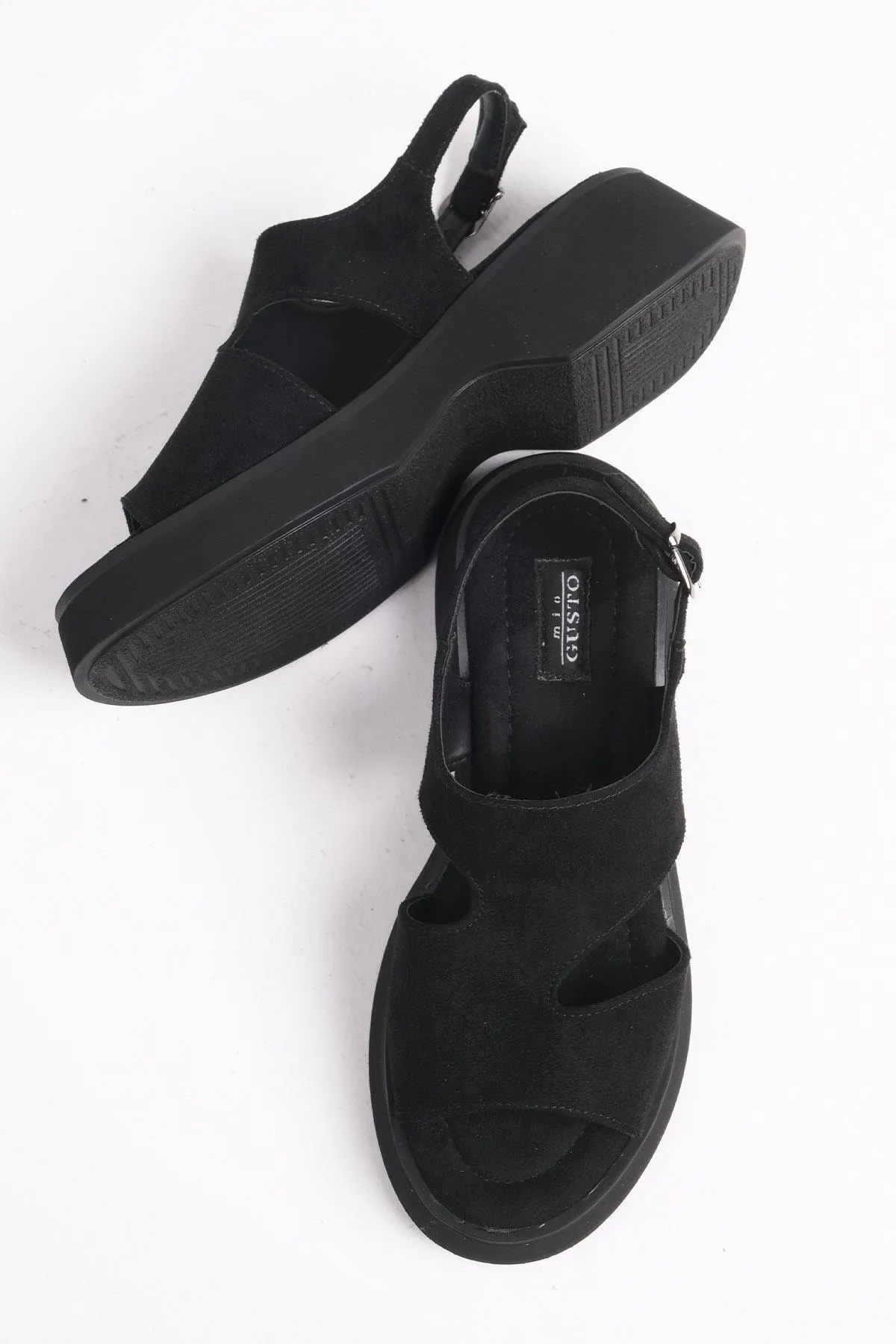 Mio Gusto  Blair Damen-Sandalen mit asymmetrischem Schnitt und dicker Sohle in Schwarz