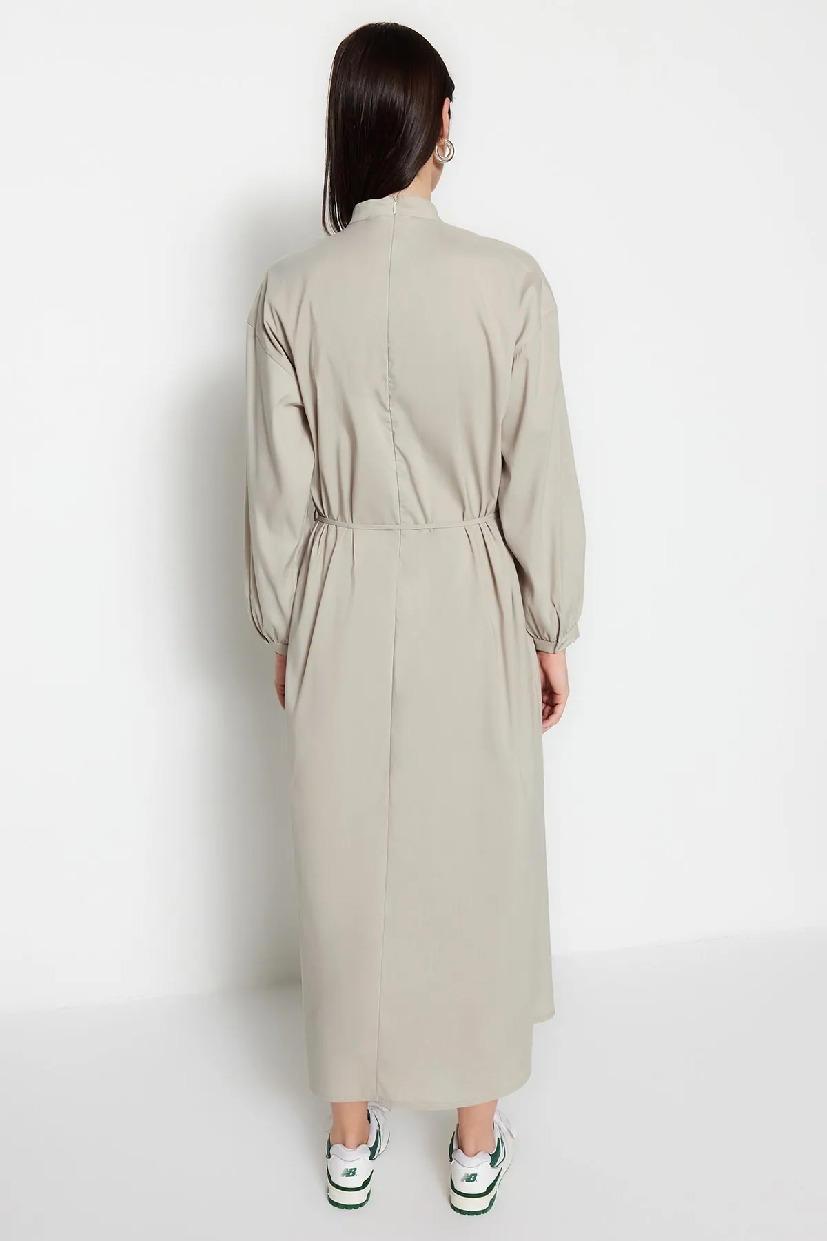 Trendyol Modest  Graues gewebtes Kleid mit weitem Schnitt und Gürtel, Raffung, TCTSS23EB00281