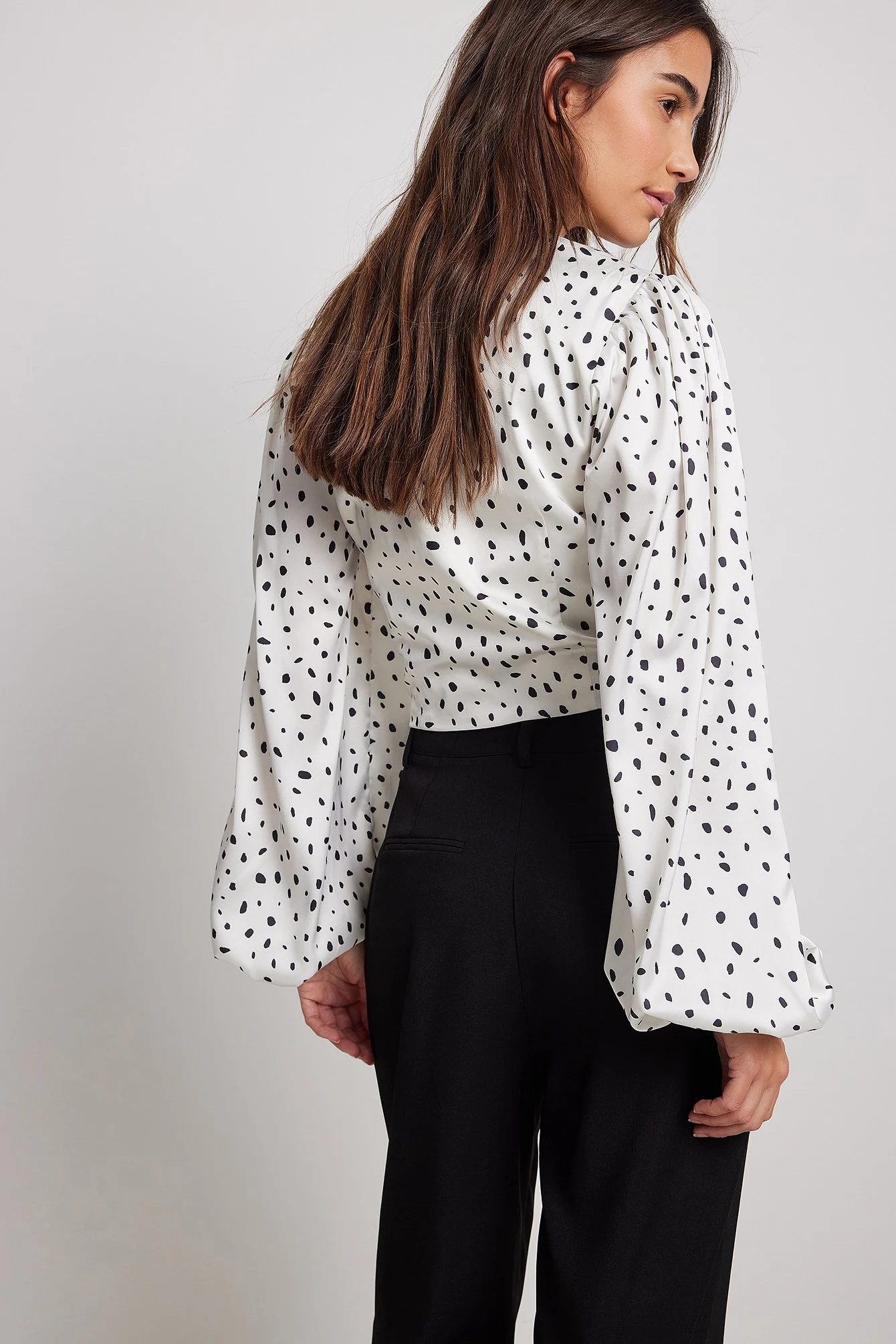 Satinbluse mit geraffter Taille und V-Ausschnitt