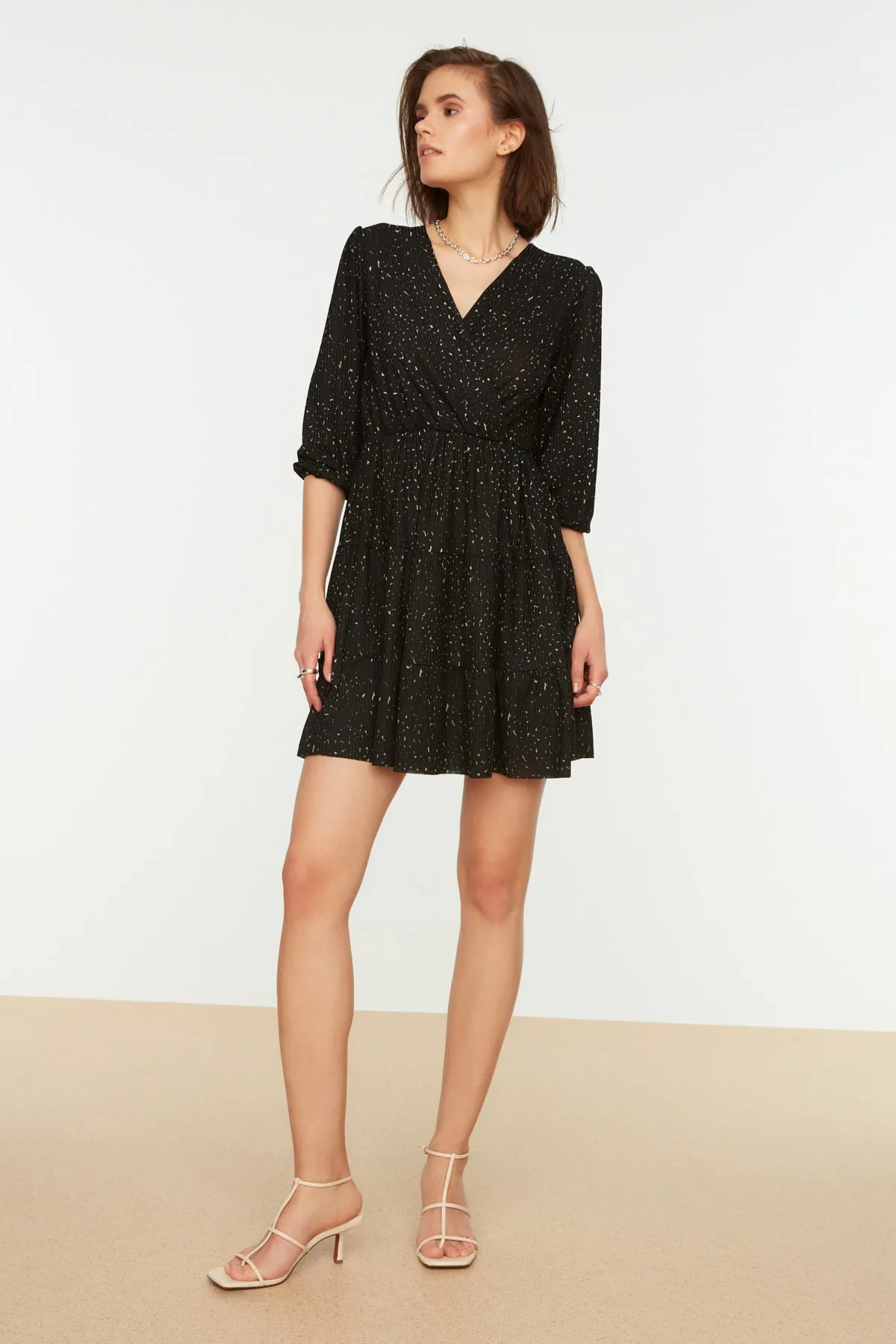 Trendyol Collection  Schwarzes bedrucktes Skater-/Zweireiher-Mini-Stretch-Strickkleid mit Ausschnitt TWOAW22EL0104
