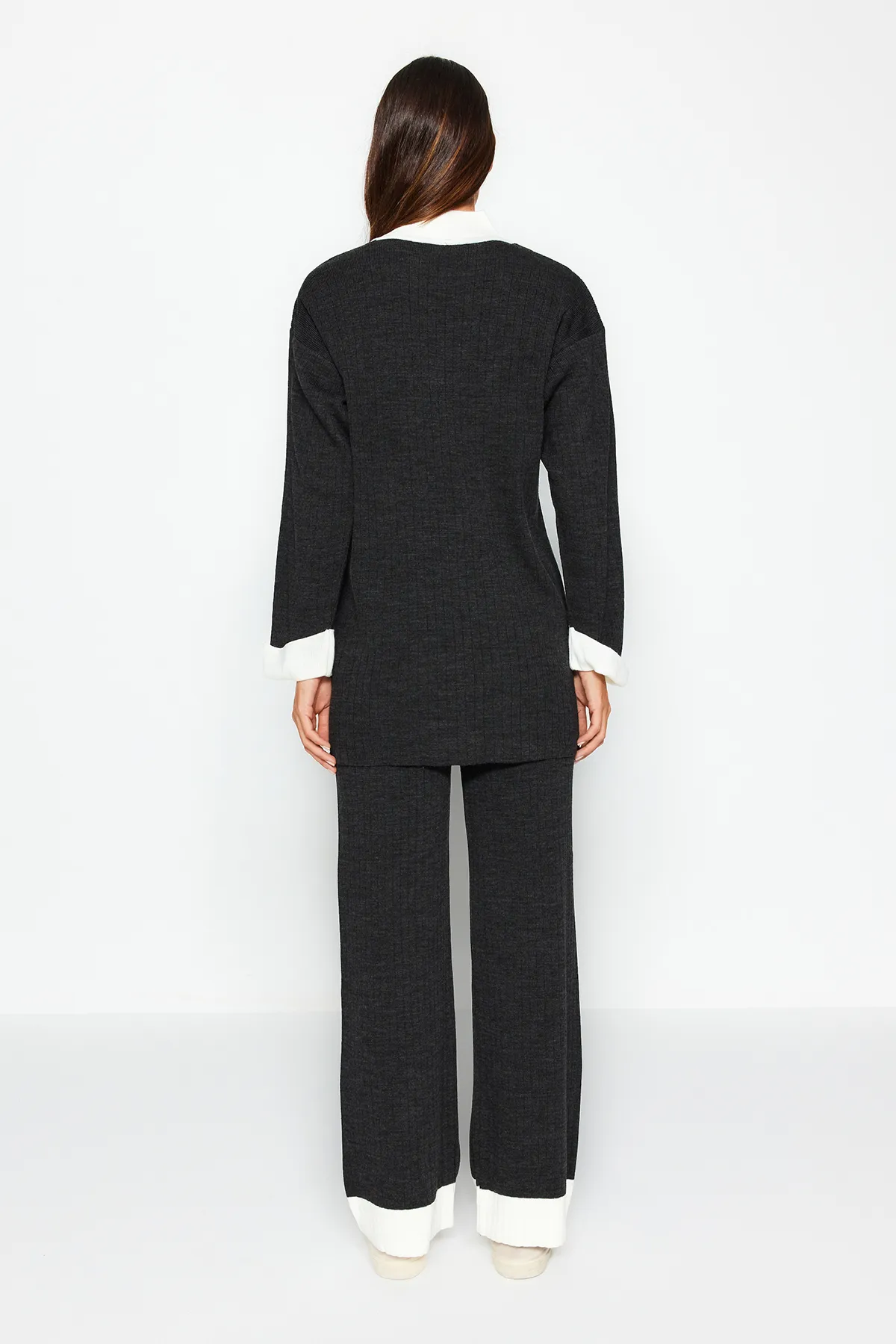 Trendyol Modest  Anthrazitfarbenes Strickset mit Stehkragen und Farbblock-Muster, gerippter Pullover und Hose TCTAW22US0080