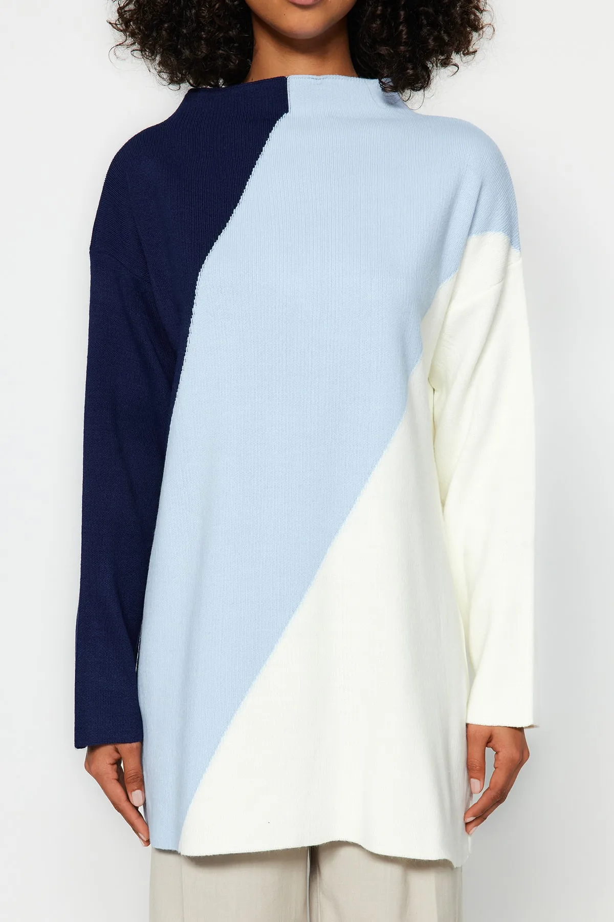 Trendyol Modest  Marineblauer Farbblock-Strickpullover mit hohem Kragen TCTAW24AK00006