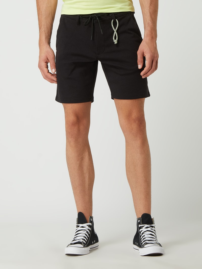 Slim Fit Chino-Shorts mit Stretch-Anteil in schwarz