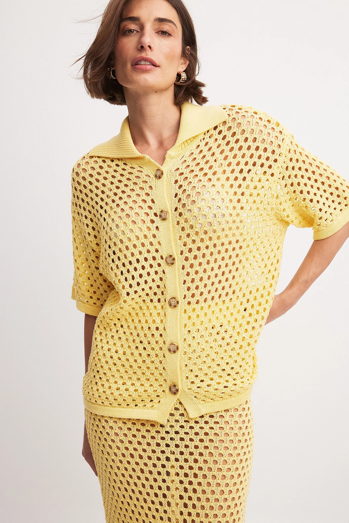 Lochgestrickter Kurzarmpullover mit Knöpfen