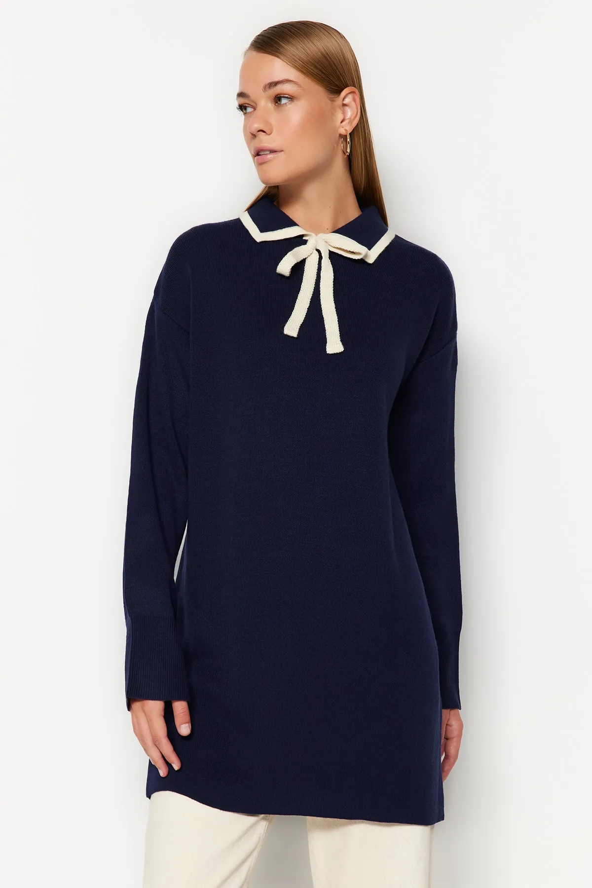 Trendyol Modest  Marineblauer, detaillierter Strickpullover mit Kragen TCTAW24AK00053