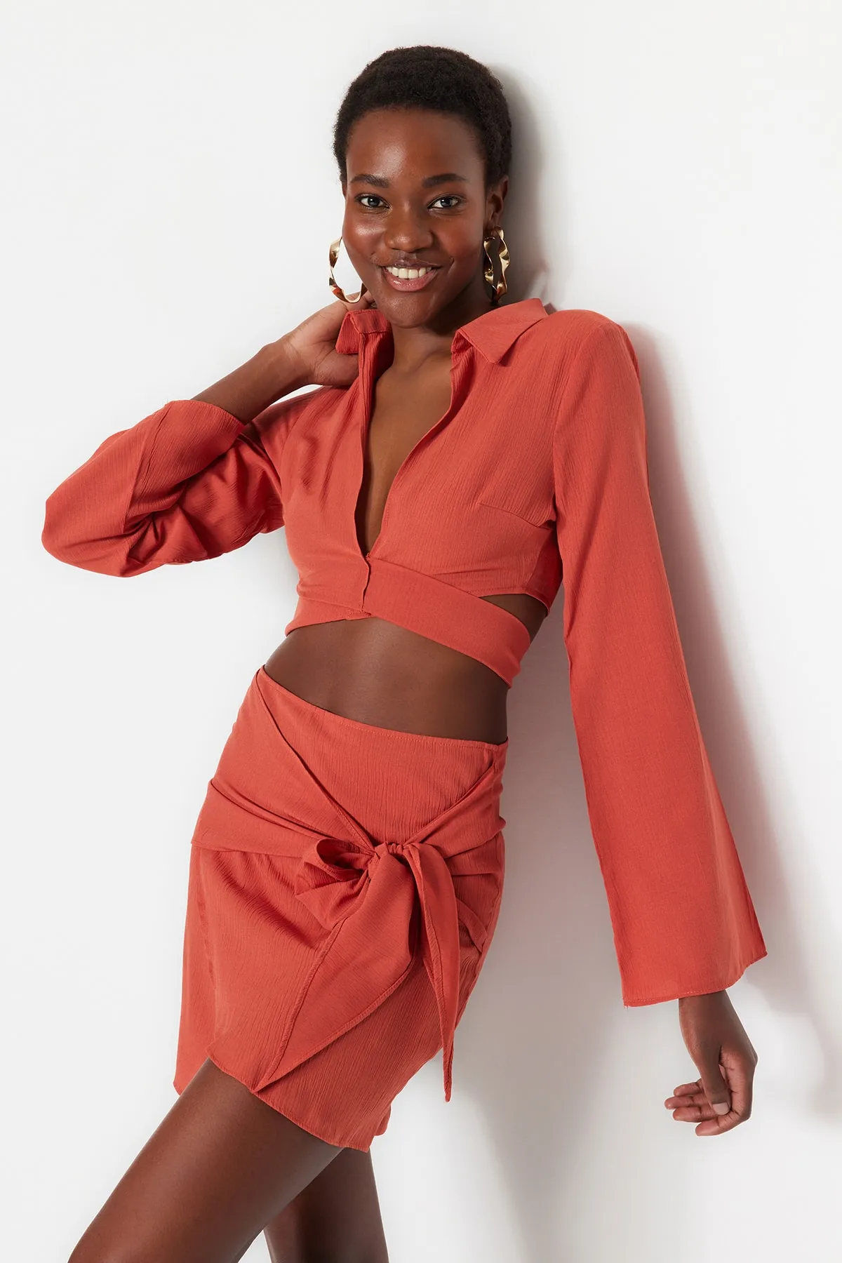 Trendyol Collection  Set aus Bluse und Rock mit Kachelmuster und Bindeband TBESS23AU00077
