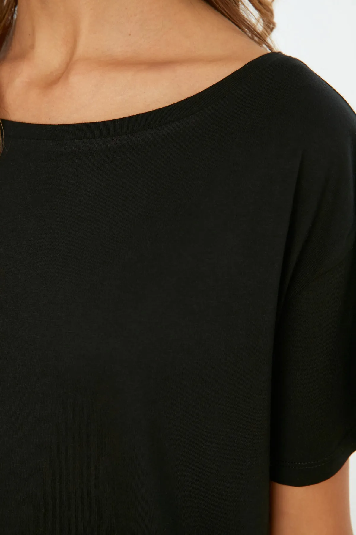 Trendyol Collection  Schwarzes Boyfriend-Strick-T-Shirt mit U-Boot-Ausschnitt und weiter Passform aus 100 % Baumwolle TWOSS20TS0140