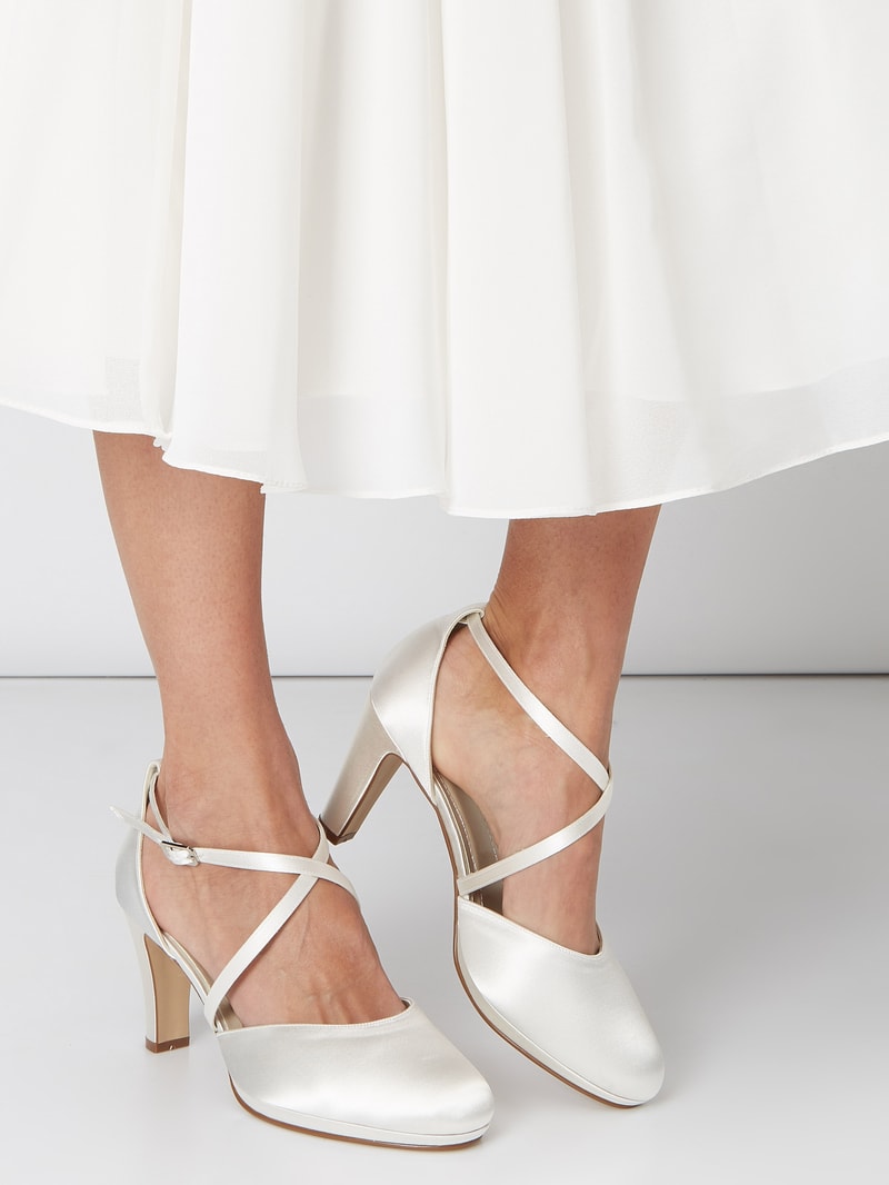 Pumps aus Satin mit gekreuzten Riemen in offwhite